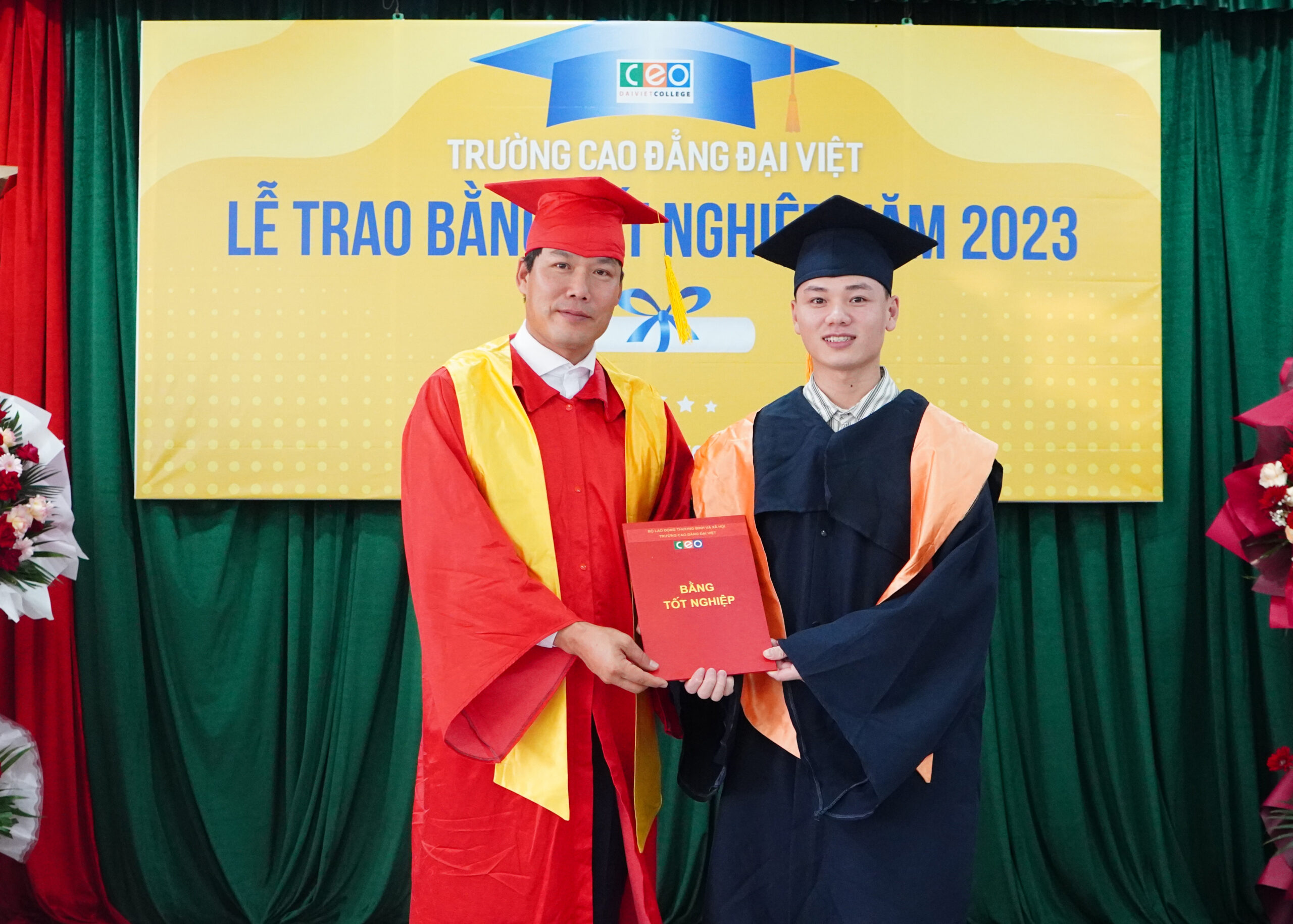 Lễ trao bằng tốt nghiệp các lớp cao đẳng chính quy khóa 12