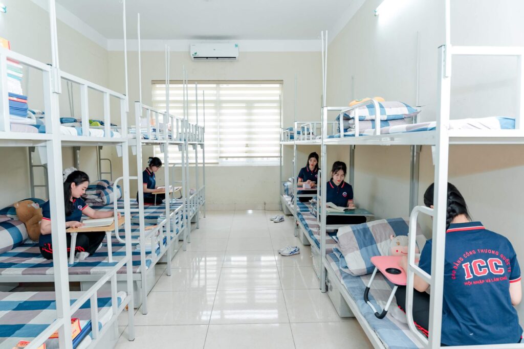 Ký túc xá nam và nữ ở hai khu vực riêng biệt, được trang bị điều hoà hai chiều và hệ thống giường, chăn đệm, khu vệ sinh đầy đủ