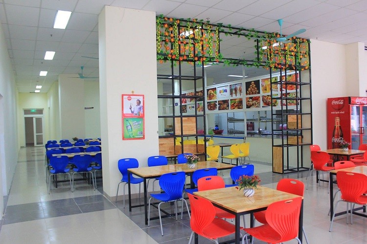  Diện tích mỗi phòng tại KTX Mỹ Đình là 45m2 cho 6 sinh viên ở, trung bình diện tích sử dụng tối đa là hơn 7m2/sinh viên rộng hơn so với diện tích trung bình 4m2/ sinh viên của các KTX khác trên địa bàn Hà Nội. Tại tầng dịch vụ có đầy đủ các dịch vụ phục vụ nhu cầu sinh hoạt và học tập của sinh viên gồm: phòng y tế, bưu điện và tín dụng, bách hóa văn phòng phẩm, thư viện, kho sách, phòng thể thao trong nhà, phòng dịch vụ internet, quầy giải khát, kho bếp, phòng ăn, phòng cắt tóc… phục vụ sinh viên.