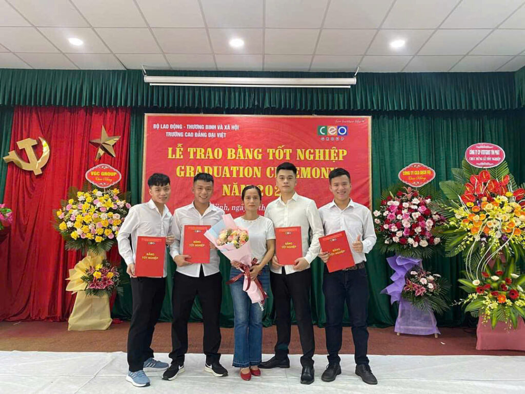 Tại ICC, Long (đứng thứ hai từ bên phải sang) được học tập trong môi trường năng động, sáng tạo được rèn luyện kỹ năng nghề nghiệp phát triển toàn diện