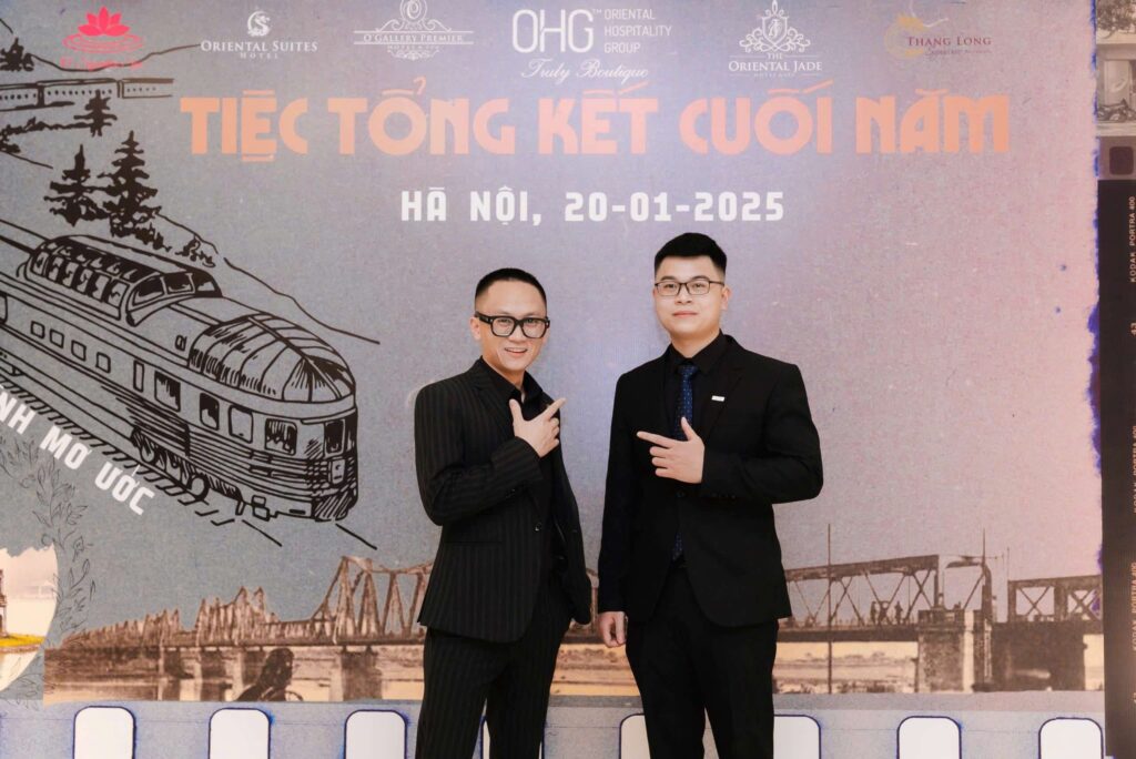 Nguyễn Văn Long (đứng bên phải) – cựu sinh viên ICC, hiện là quản lý khách sạn Oriental Jade Hà Nội