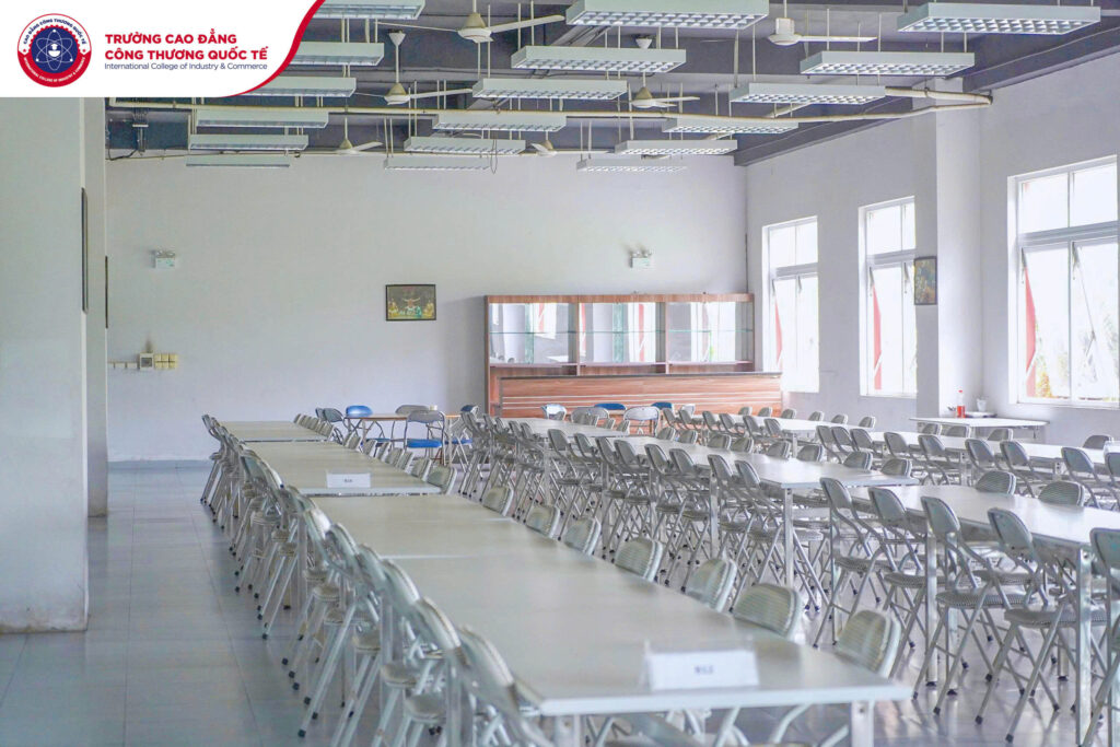 Khu vực căng tin sạch sẽ, mát mẻ là nơi sinh viên Cao đẳng Công thương Quốc tế thưởng thức các bữa ăn.