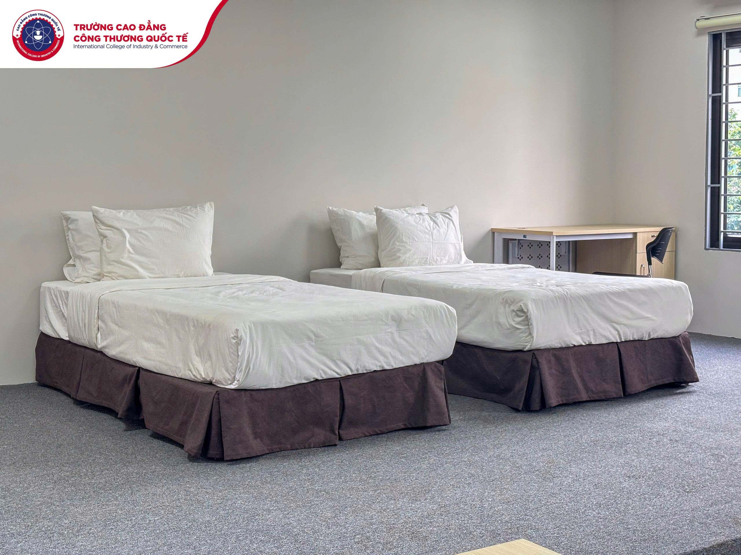 Sinh viên thực hành kỹ năng buồng phòng: gấp ga, xếp khăn, vệ sinh theo quy trình chuẩn khách sạn