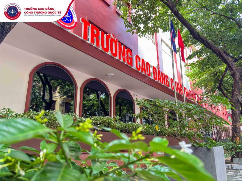 Cao đẳng Công thương Quốc tế cơ sở Hà Nội nổi bật hình ảnh đẹp đx, khang trang dưới những tán cây mát rượi.