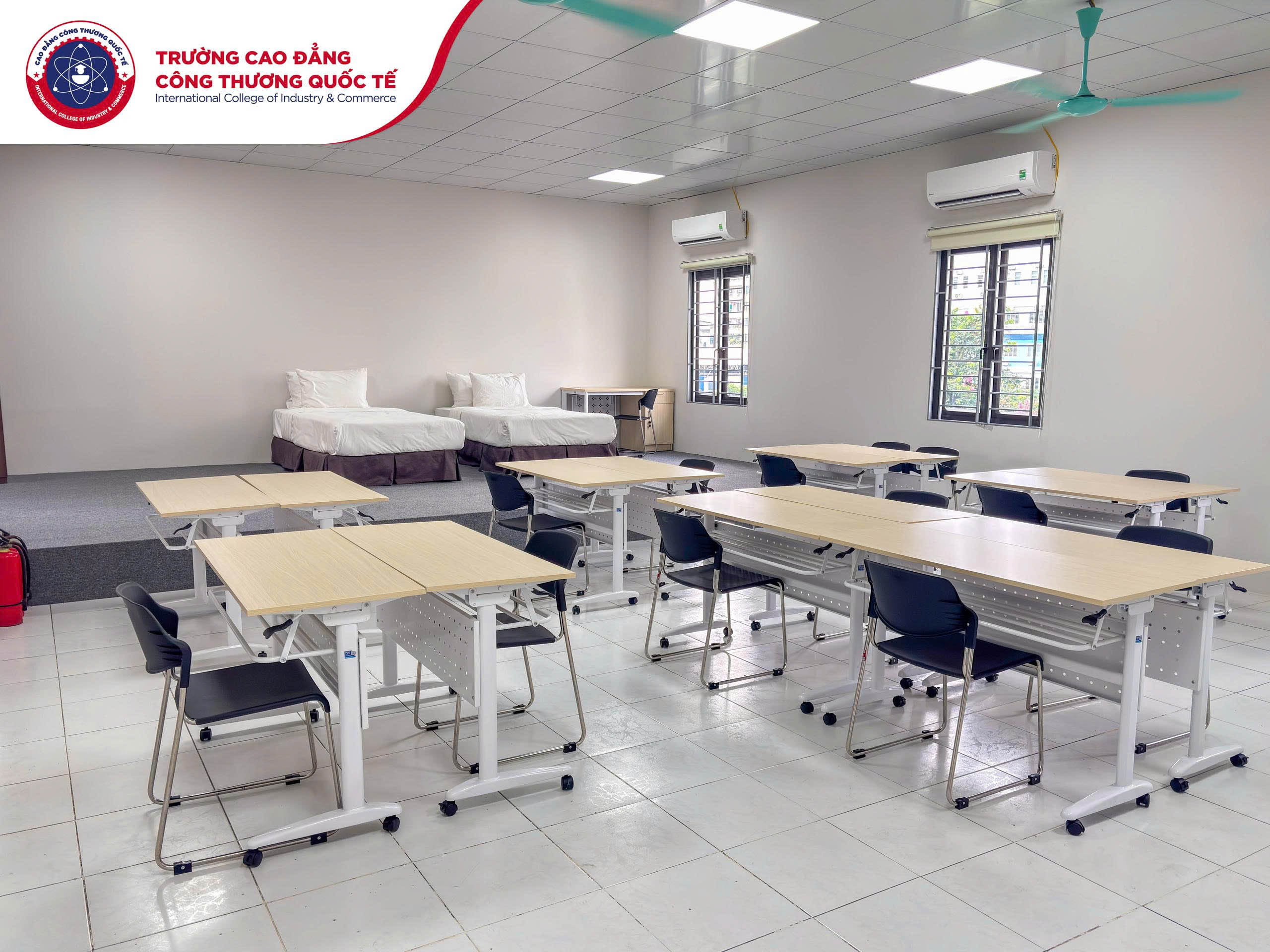 Phòng thực hành khách sạn mô phỏng với đầy đủ tiện nghi: giường ngủ, TV, minibar, bàn,...