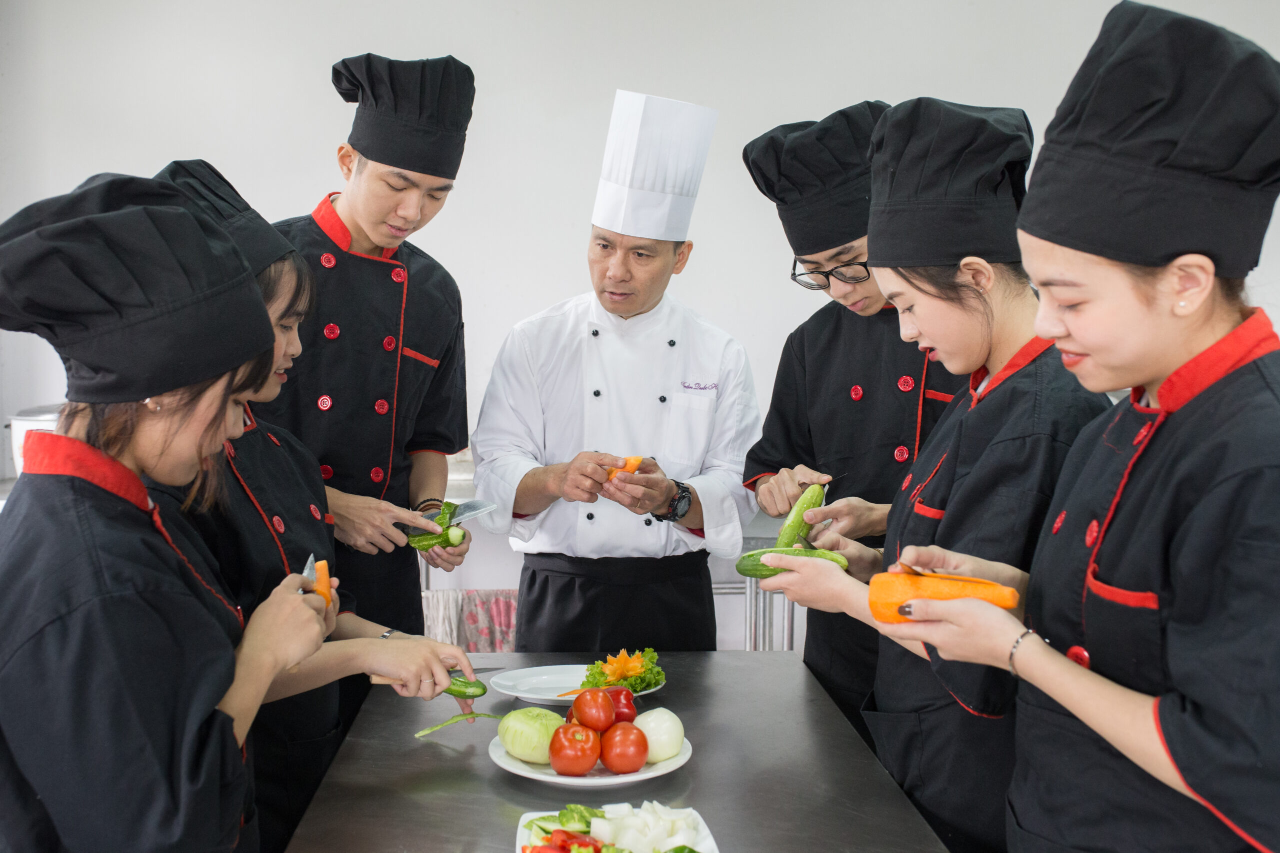 Sinh viên ngành Kỹ thuật chế biến món ăn tại ICC được nâng cao kỹ năng thực hành