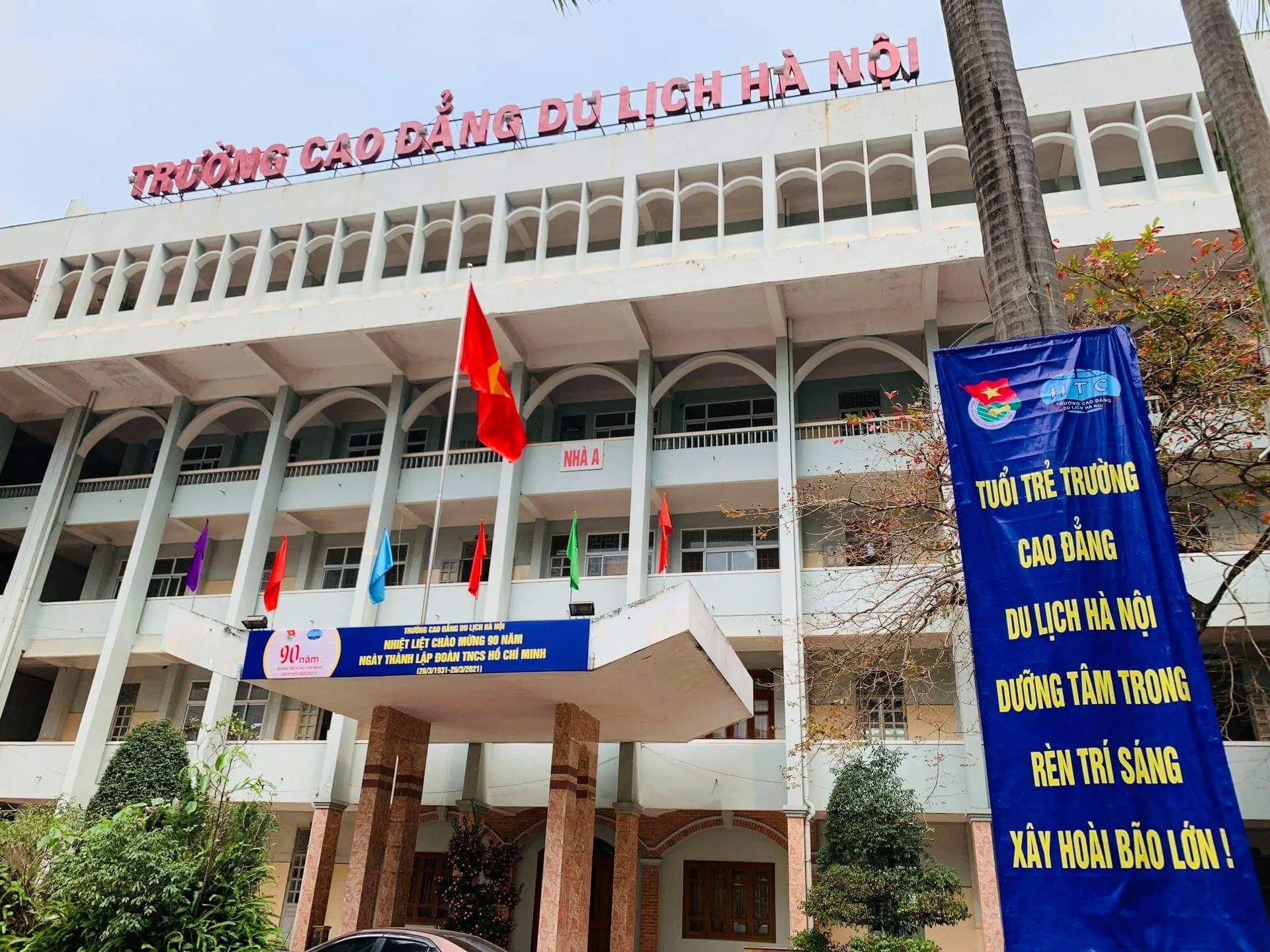 Khuôn viên trường Cao đẳng Du lịch Hà Nội 