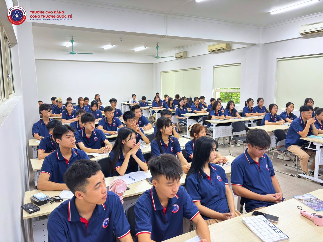 Sinh viên K17 trường Cao đẳng Công thương Quốc tế. 