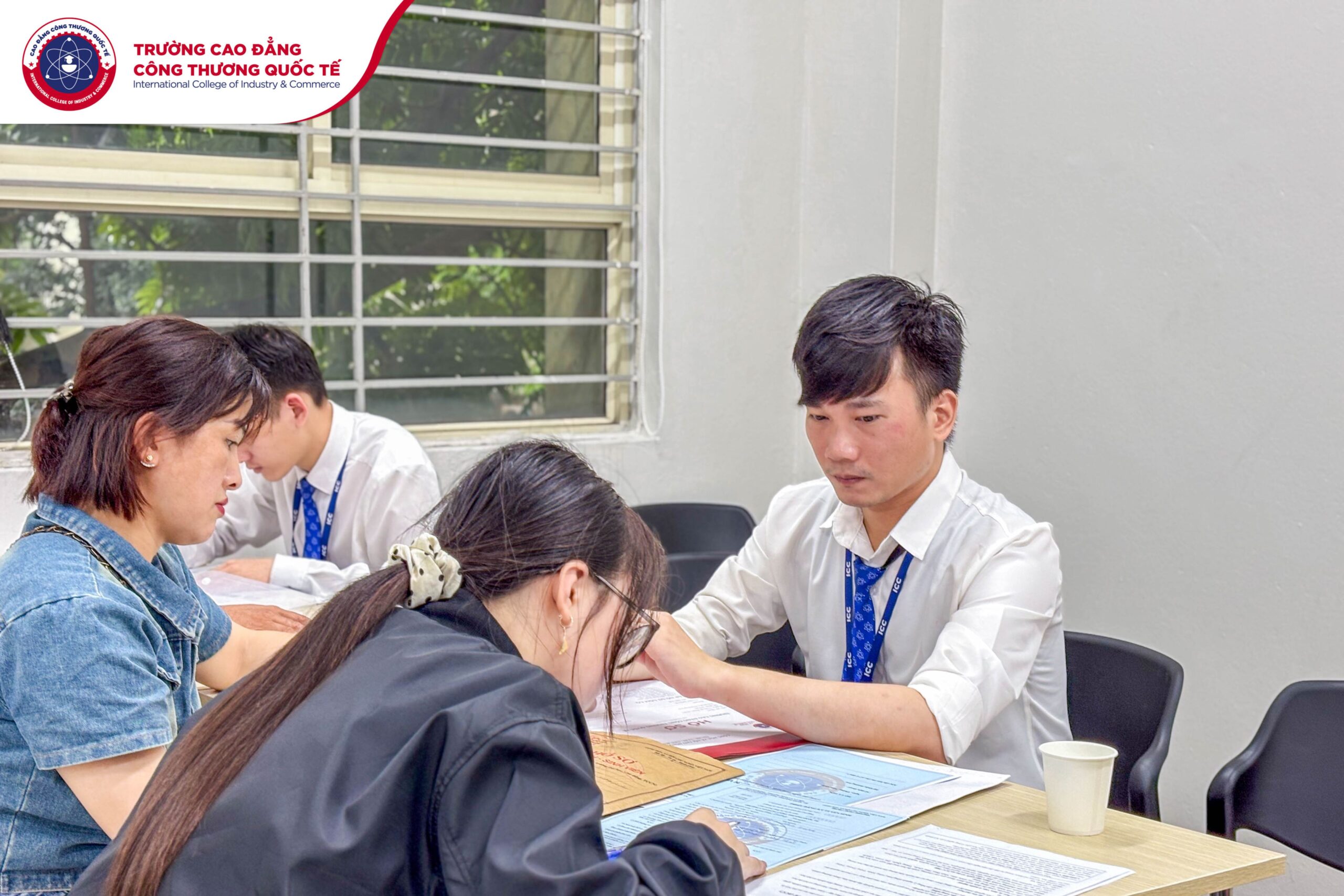 Tân sinh viên dưới sự hướng dẫn tận tình của thầy cô, hoàn thành thủ tục nhập học một cách nhanh chóng 