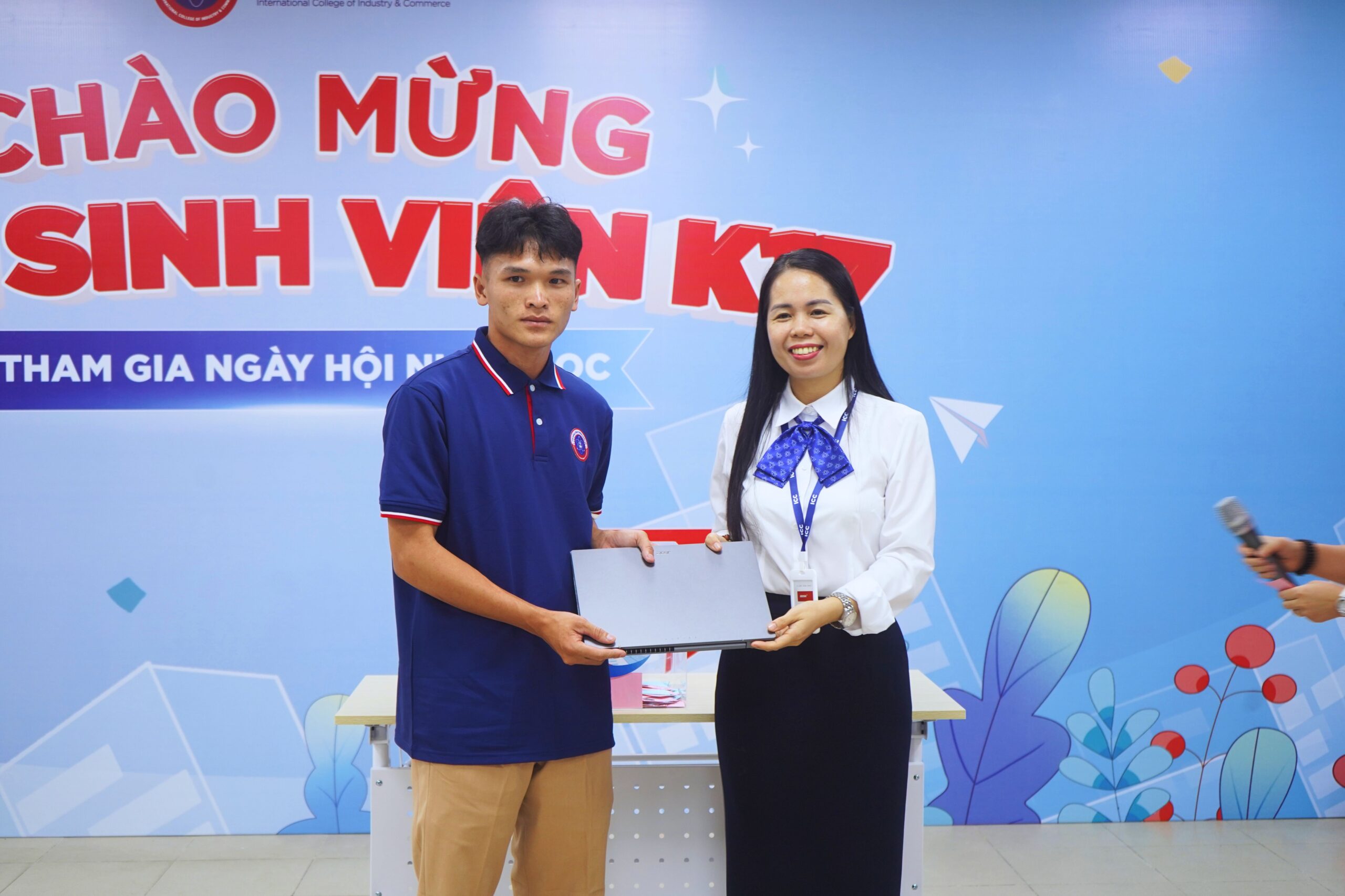 Em Hạng A Bình sinh viên ngành Công nghệ Ô tô may mắn trúng chiếc Laptop giá trị 