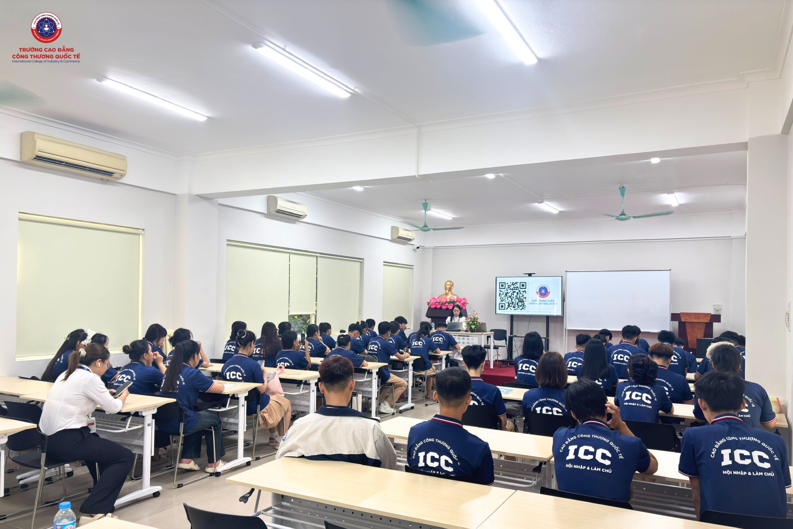 Tân sinh viên Cao đẳng Công thương tham gia buổi giáo dục đầu khóa 