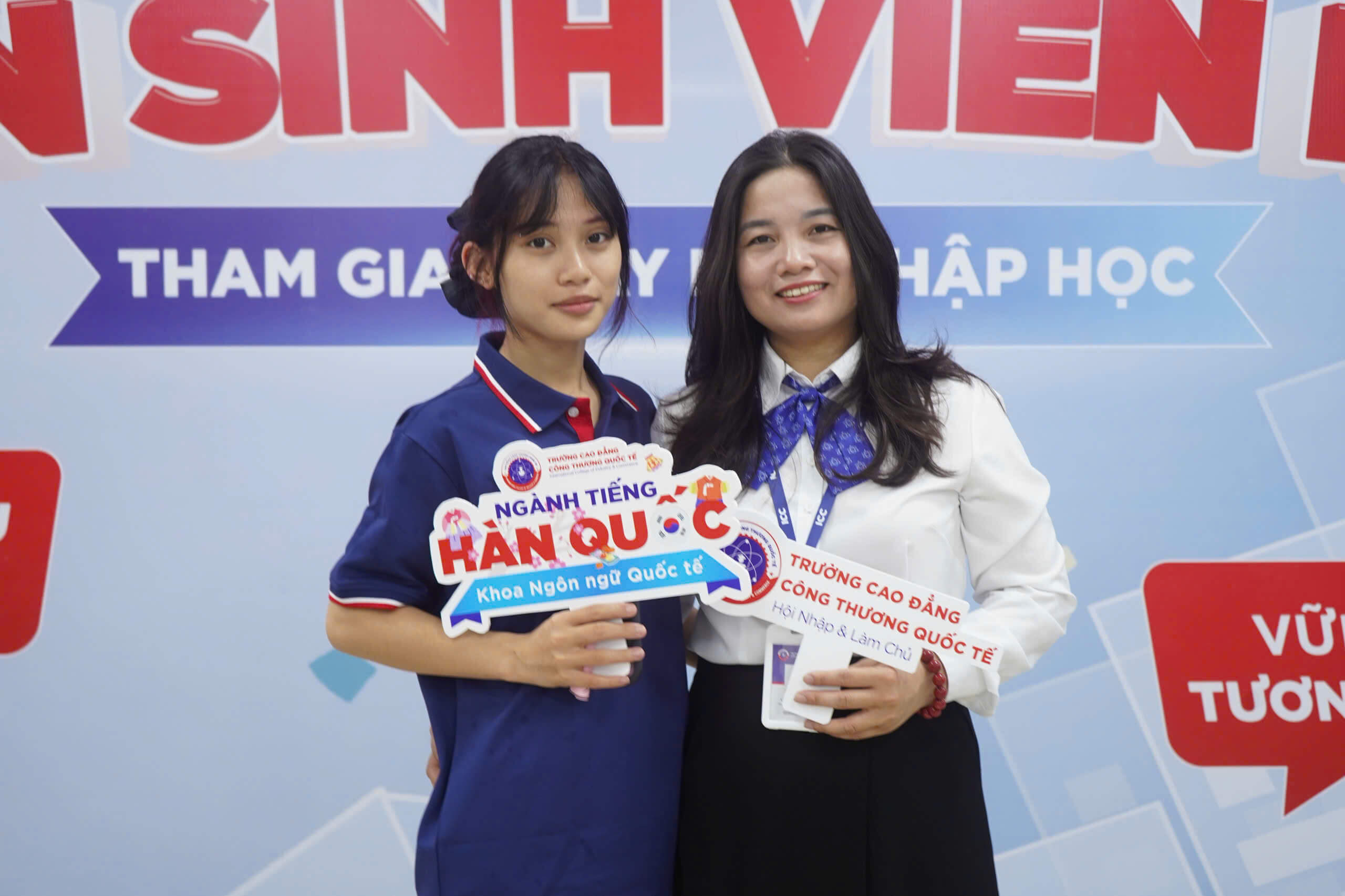 Đội ngũ cán bộ nhân viên, thầy cô giáo hỗ trợ tân sinh viên nhiệt tình 