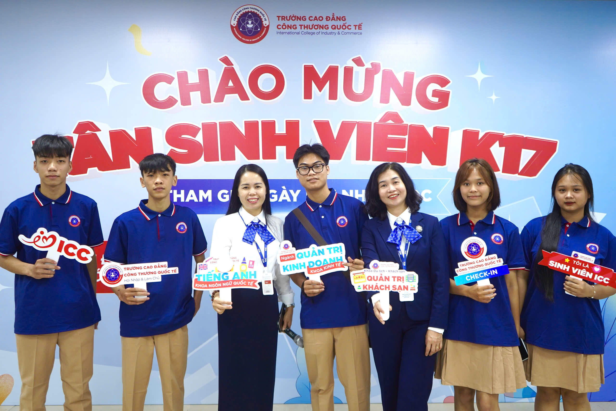 Các bạn tân sinh viên phấn khởi check - in