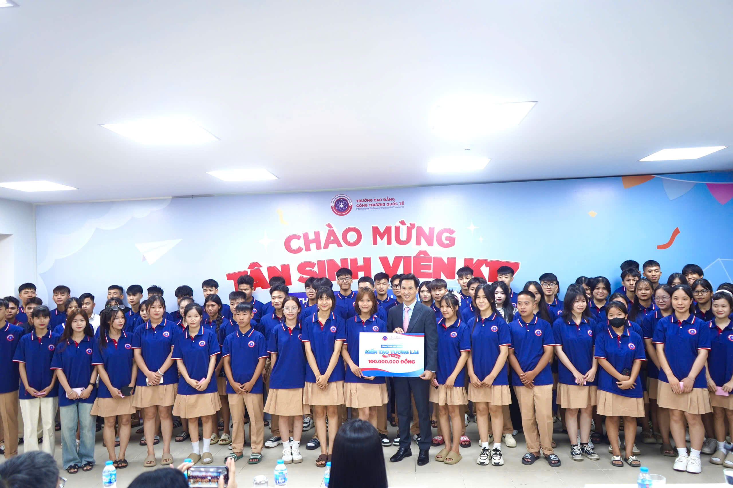 Thầy Hoàng Gia Thịnh - Chủ tịch HĐQT ICC Group trao học bổng cho các bạn tân sinh viên 