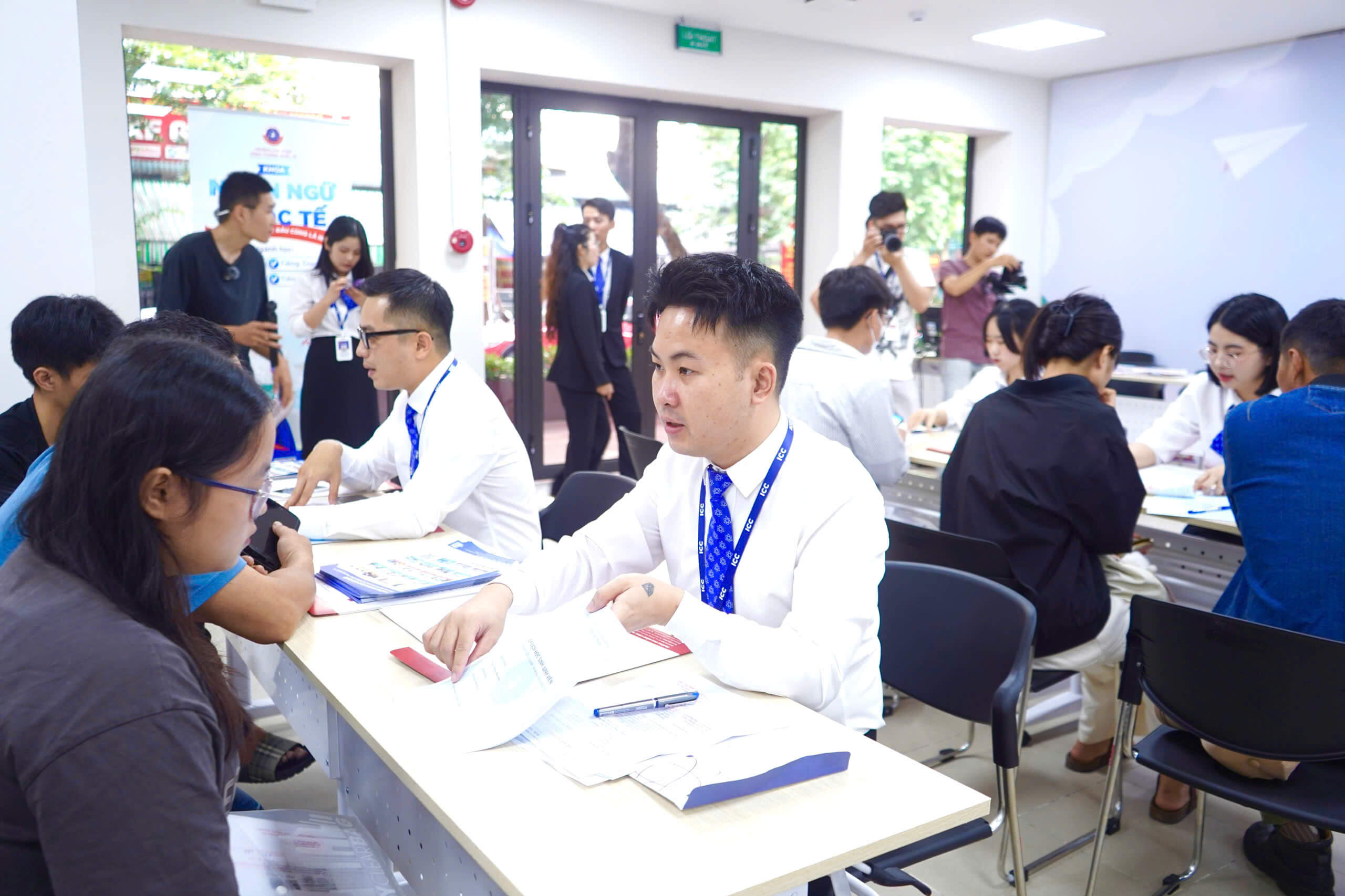 Các khu vực làm thủ tục nhập học được bố trí khoa học