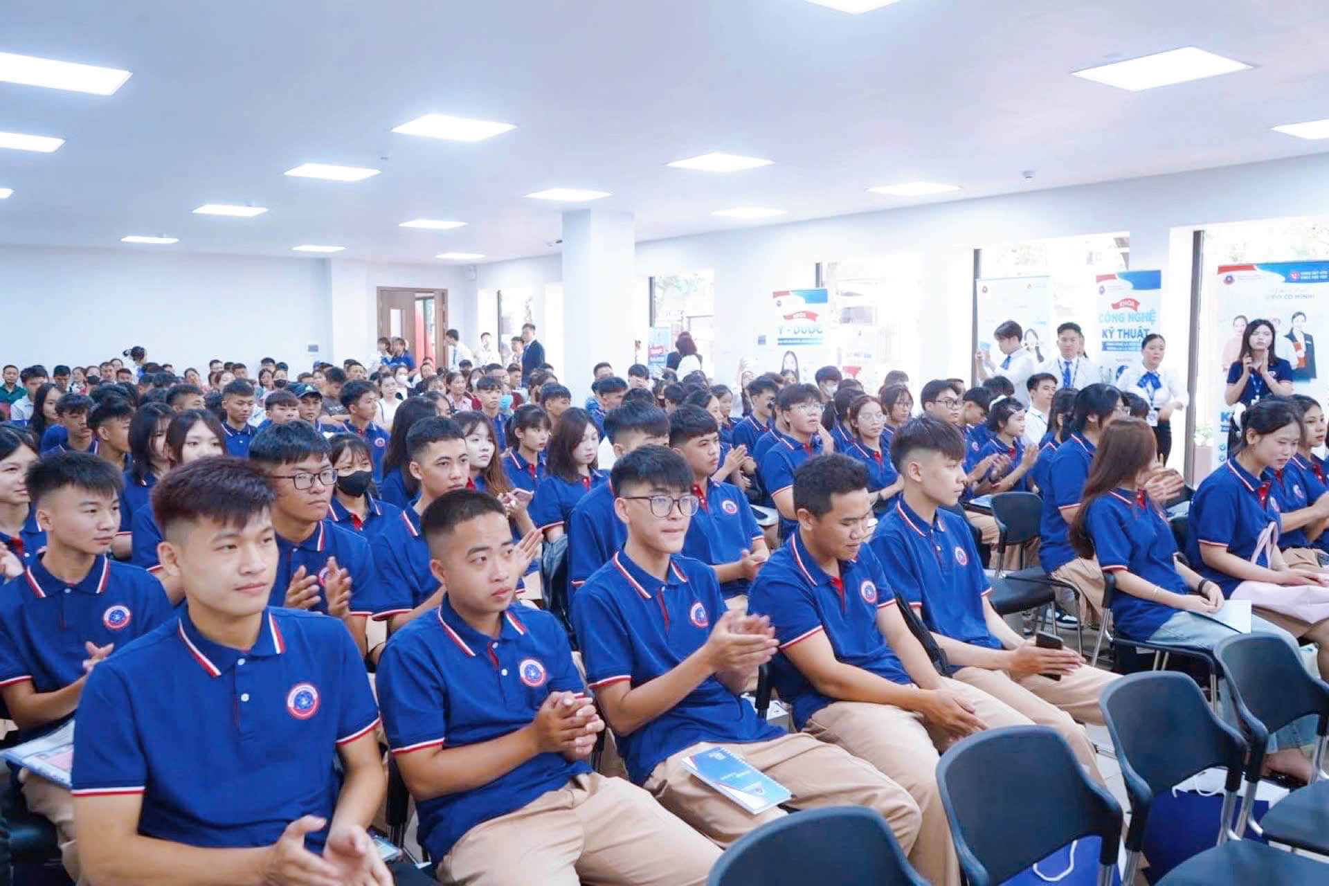 Đông đảo các bậc phụ huynh cùng các em tân sinh viên K17 có mặt tại trường để làm thủ tục nhập học