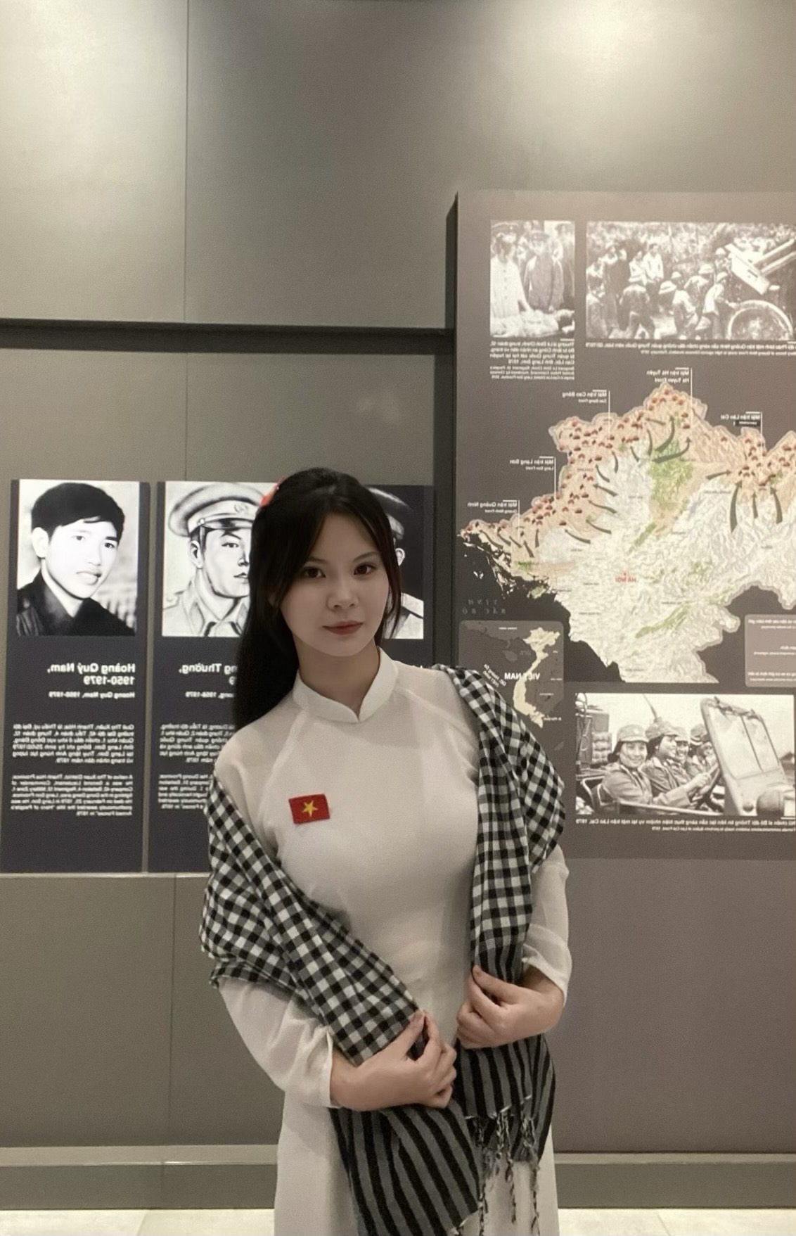 Nữ sinh Quách Hoài Linh duyên dáng trong tà áo dài.