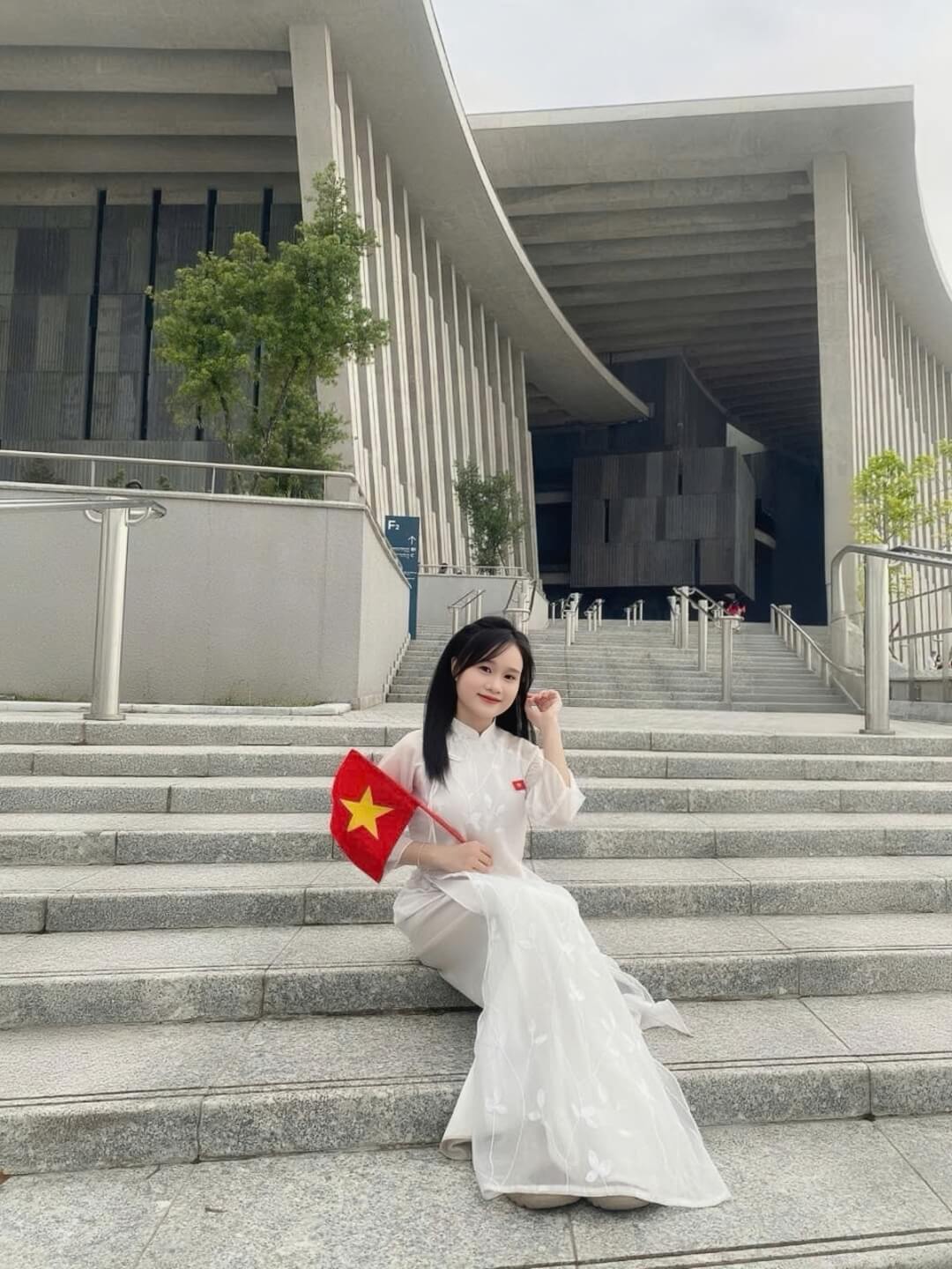 Em Nguyễn Thị Thanh Thúy - sinh viên ngành Ngôn ngữ Trung thanh lịch, hiện đại, bản lĩnh.