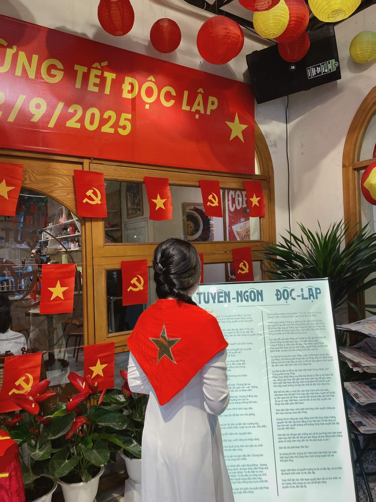 Nguyễn Thị Hồng Vân - sinh viên ngành Ngôn ngữ Trung tự hào khoác lên mình tà áo dài truyền thống trong ngày Tết Độc lập