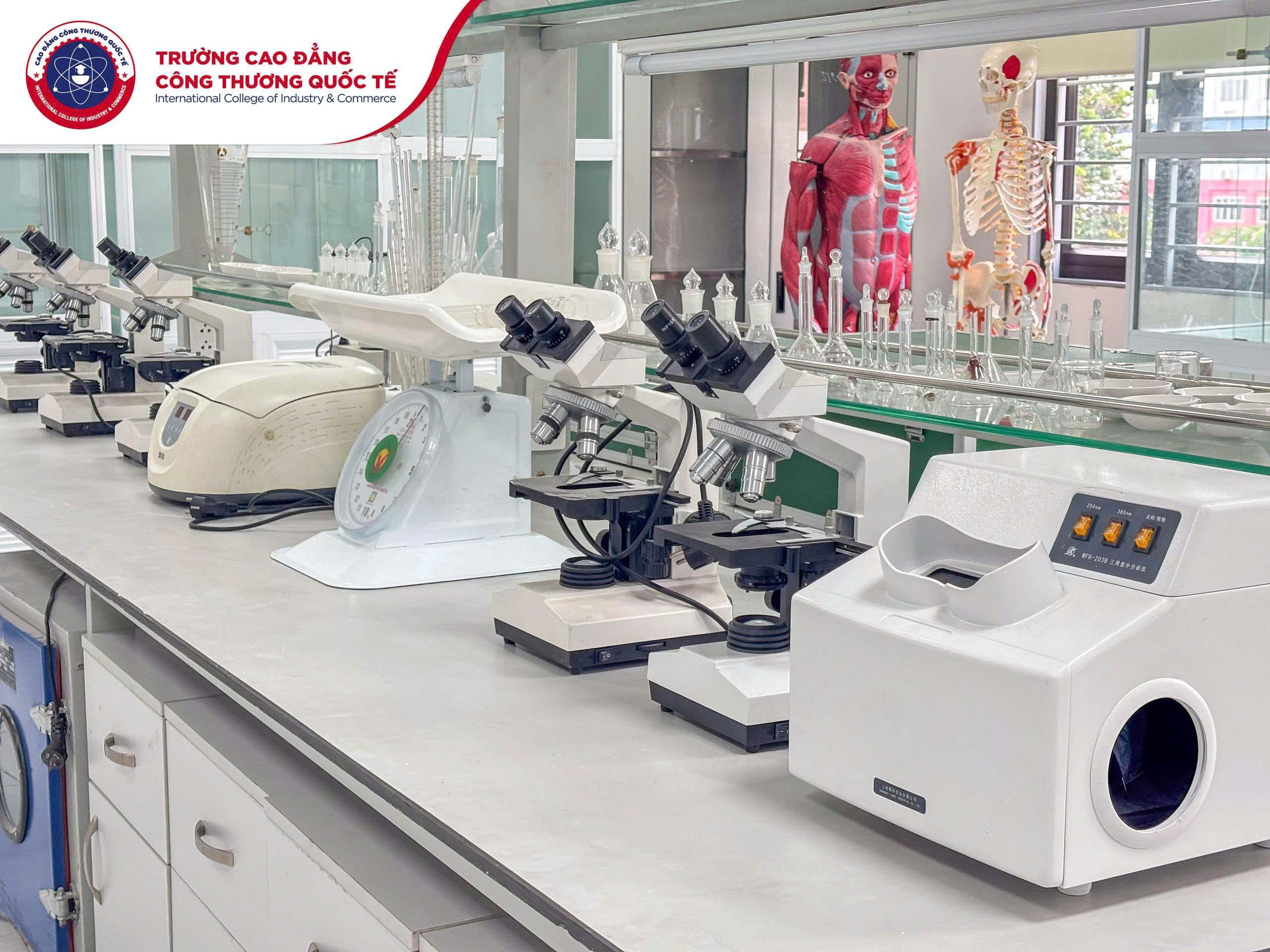 Phòng thực hành Y - Dược của Cao đẳng Công thương Quốc tế được trang bị đầy đủ thiết bị hiện đại.