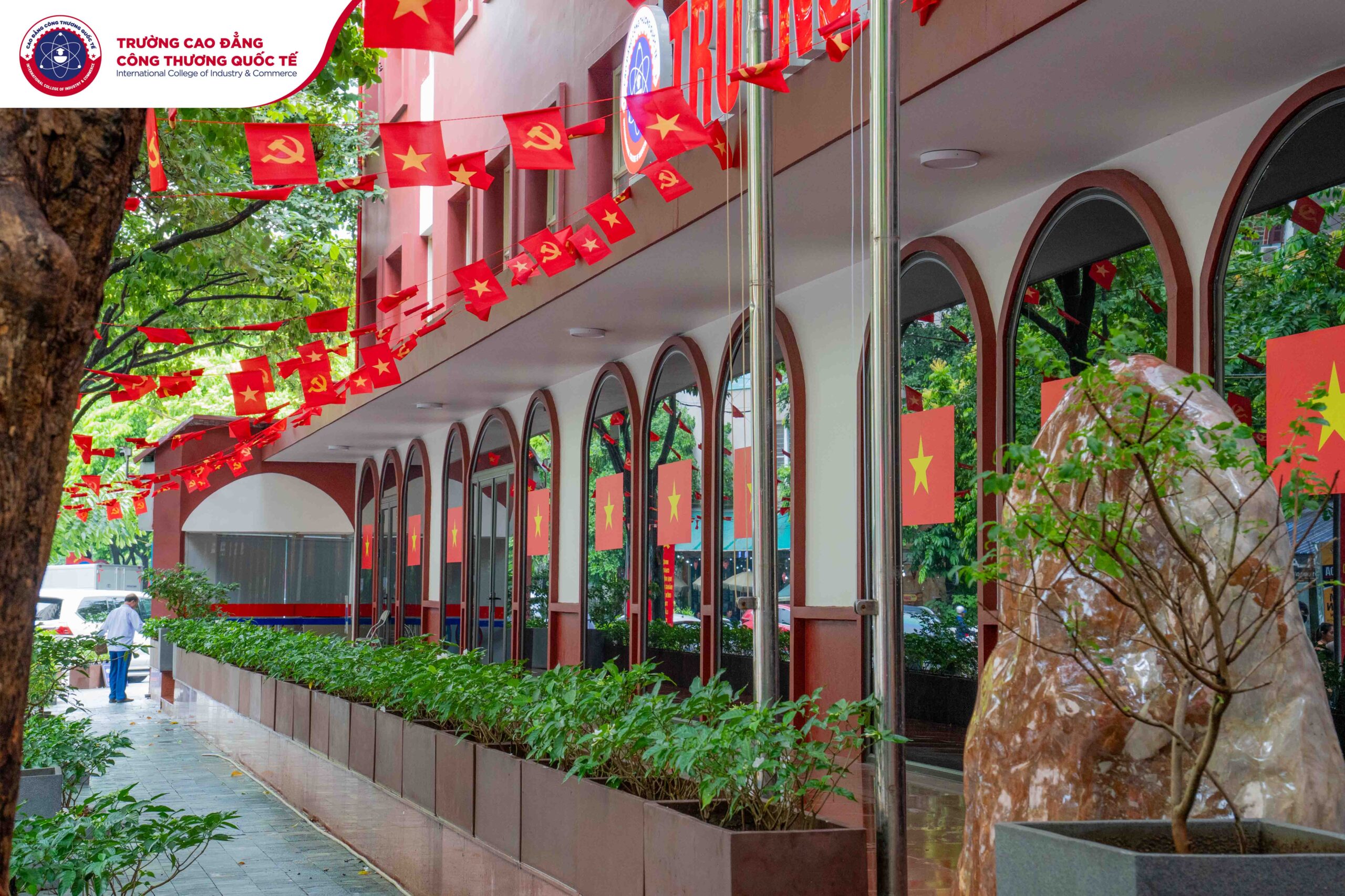 Cao đẳng Công thương Quốc tế rực rỡ cờ hoa, chào mừng Quốc khánh 2-9
