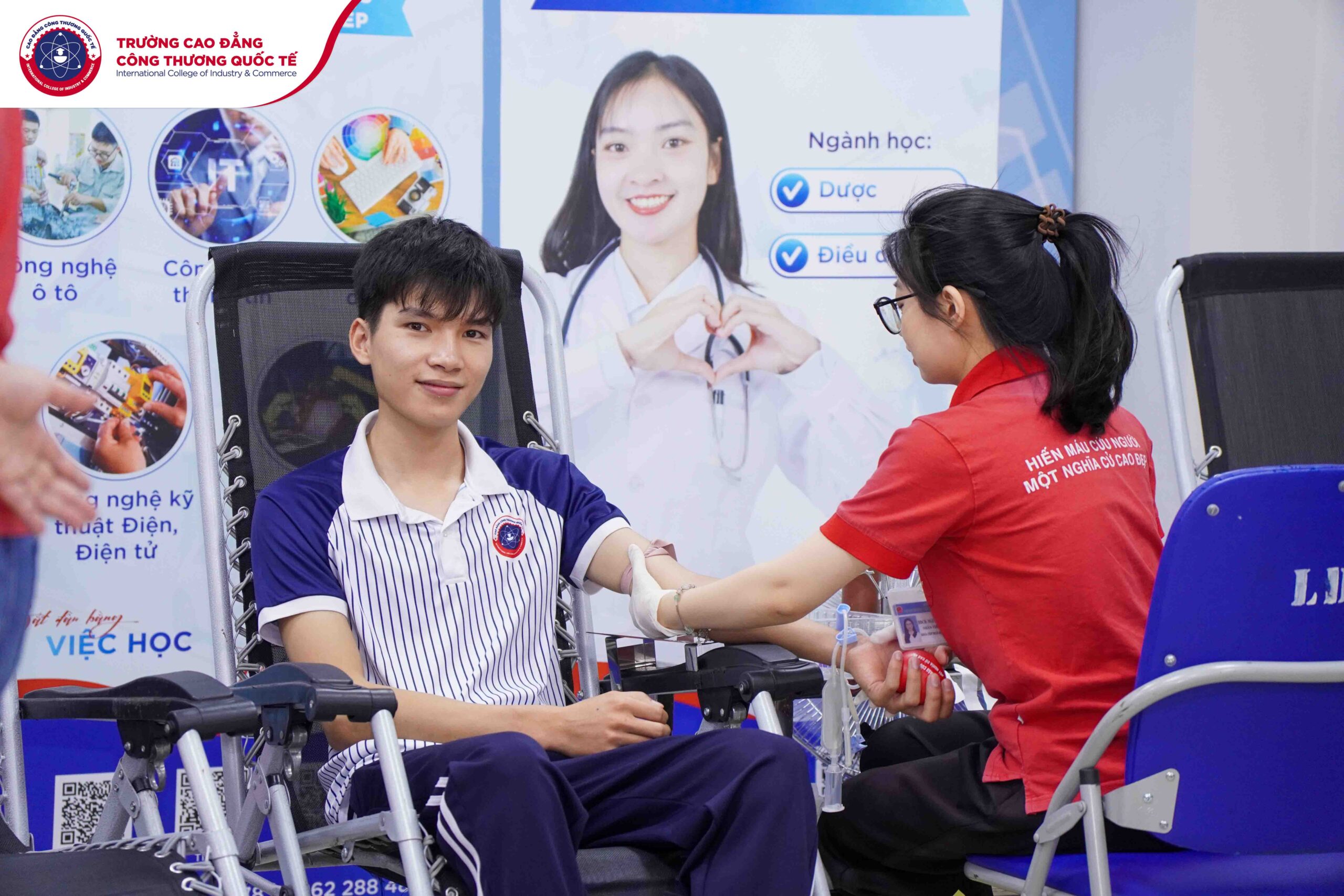 Sinh viên ICC rạng rỡ hào hứng tham gia chương trình hiến máu nhân đạo