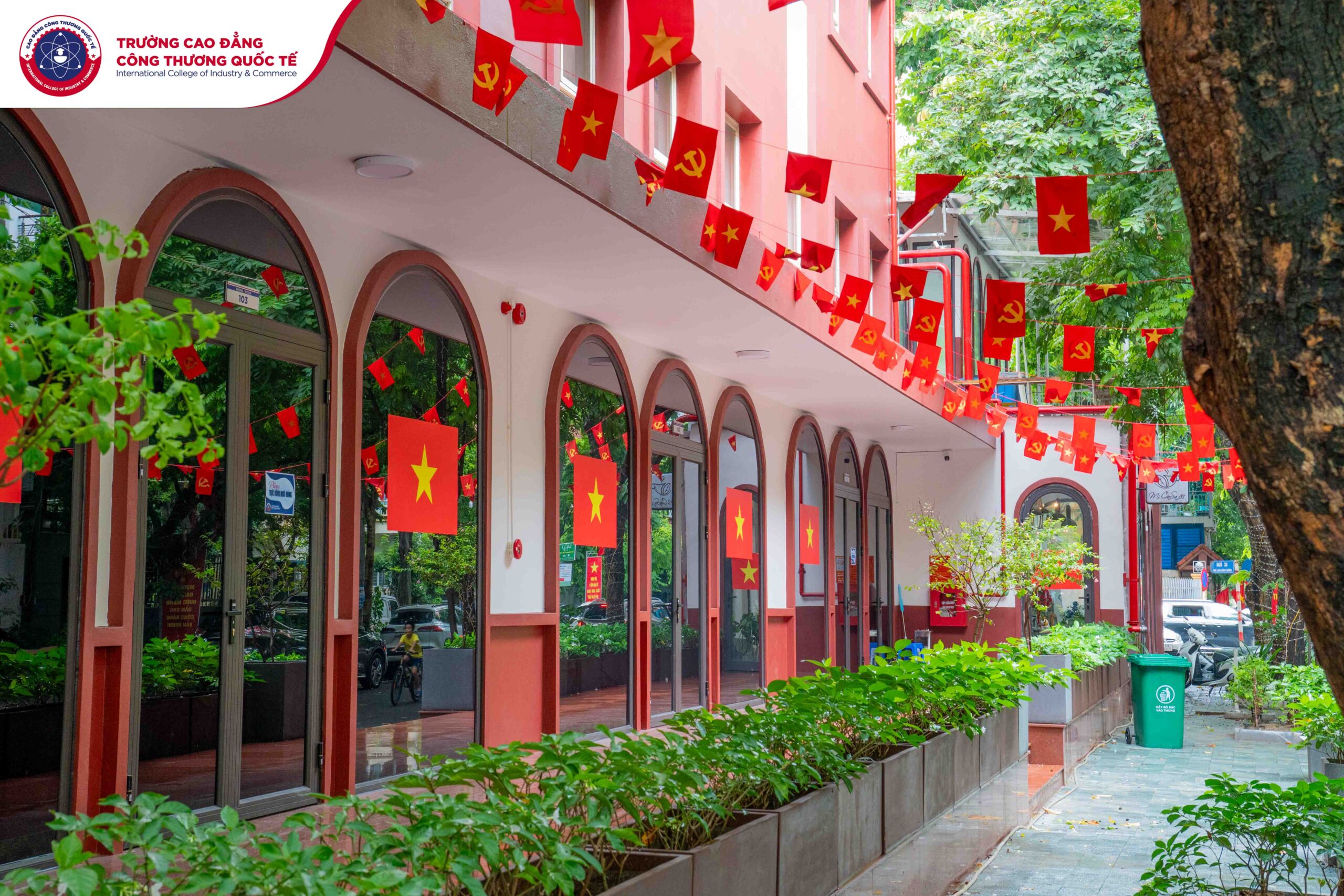 Cao đẳng Công thương Quốc tế ngập tràn sắc cờ đỏ tưng bừng chào mừng Quốc khánh 2-9