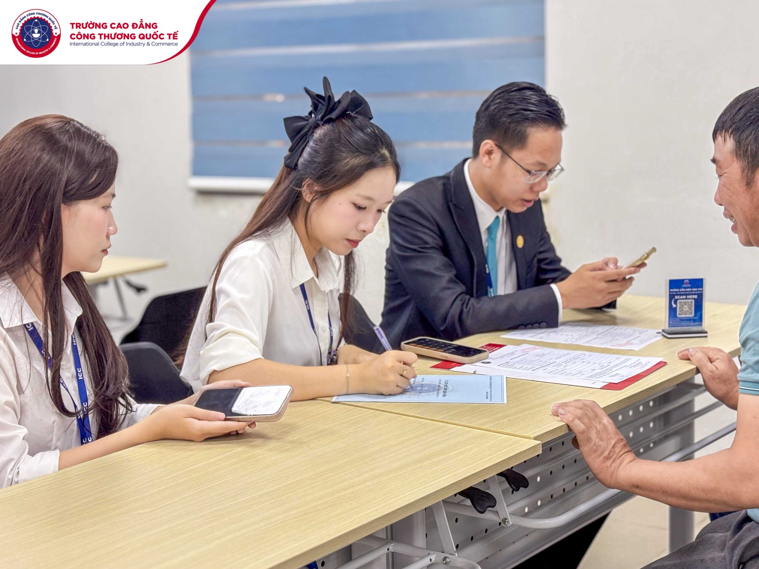 Các bậc phụ huynh được các thầy cô, cán bộ tuyển sinh tư vấn nhiệt tình 