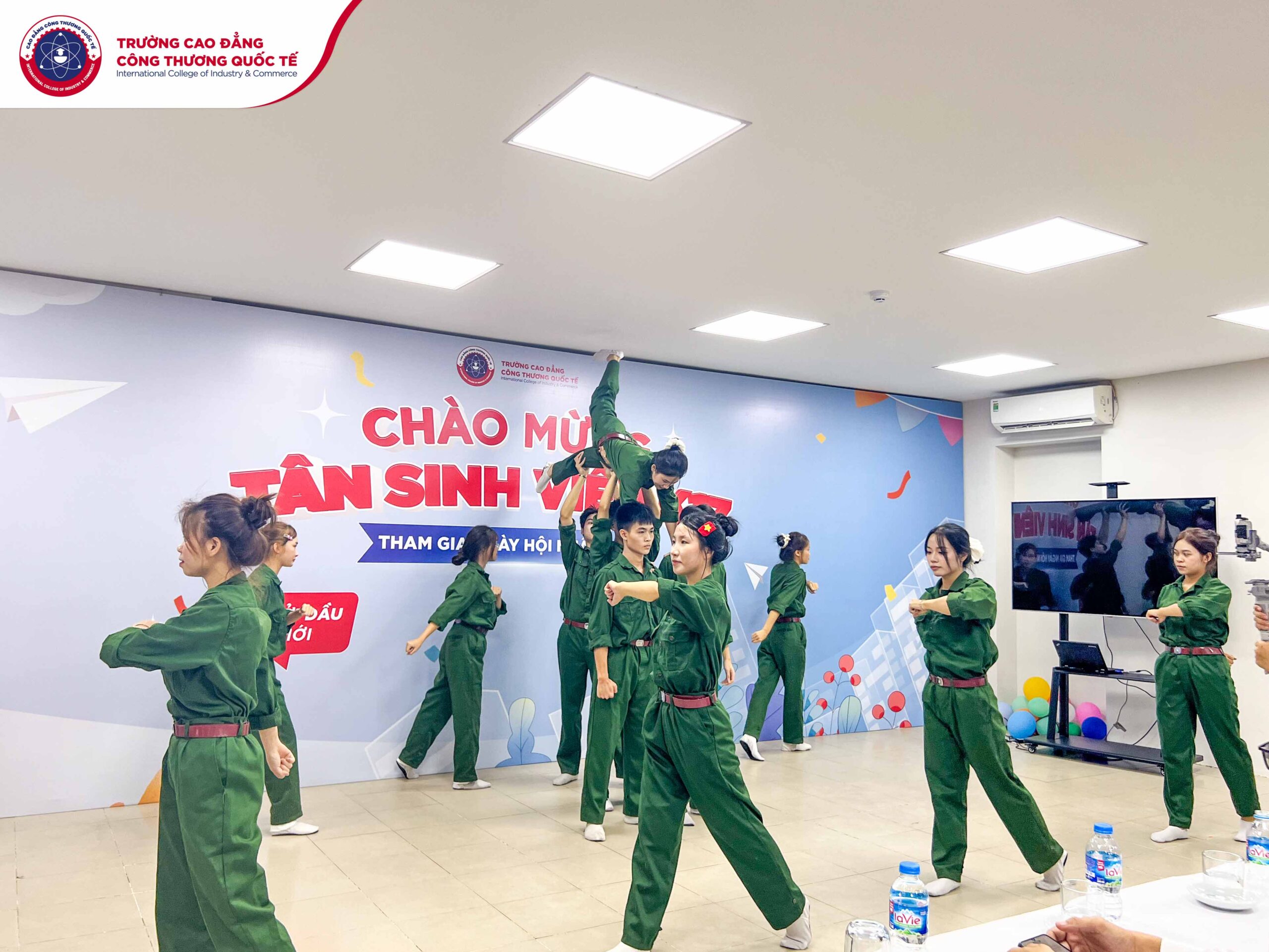 Các tiết mục văn nghệ do Câu lạc bộ Nghệ thuật ICC làm cho buổi lễ thêm phần sôi động