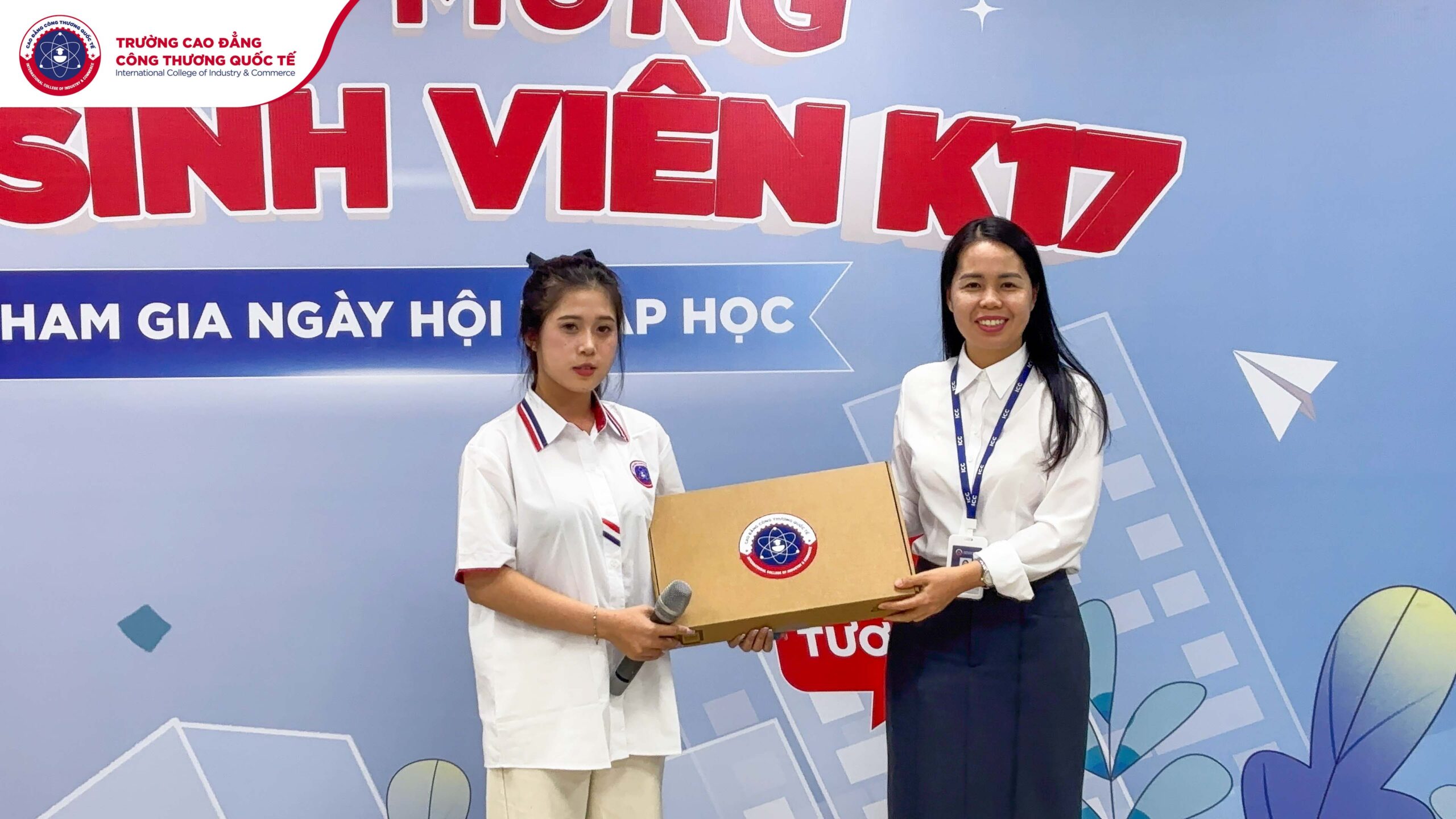 Em Lương Thị Uyên - sinh viên ngành Ngôn ngữ Trung là chủ nhân may mắn nhận được chiếc Laptop giá trị 