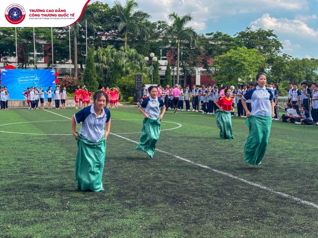 Nhiều trò chơi sôi động, vui vẻ được tổ chức.