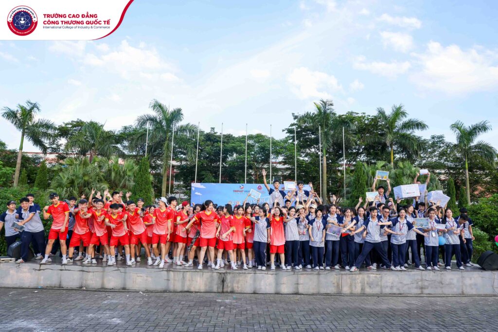 Sự kiện kết thúc tốt đẹp với vô vàn giải thưởng dành cho các bạn sinh viên.