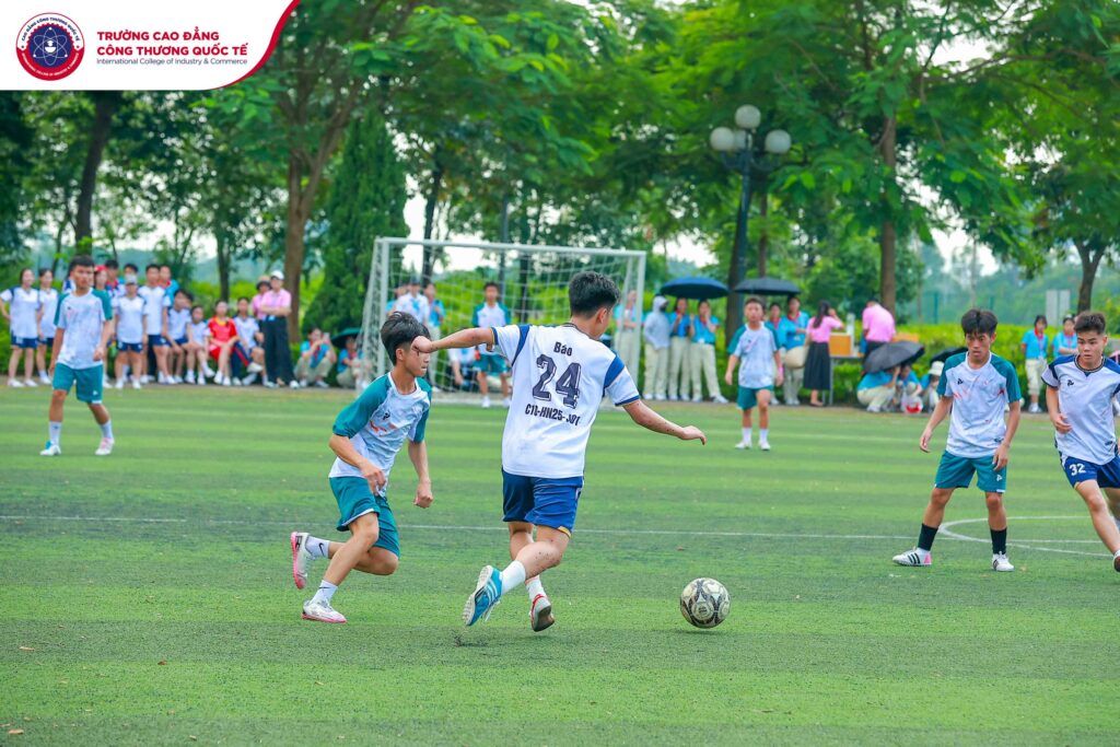 Các chàng trai đội bóng đá nam so giày trong trận giao lữu cùng Tín Phát Group trong trận đấu nảy lửa, đầy kịch tính.