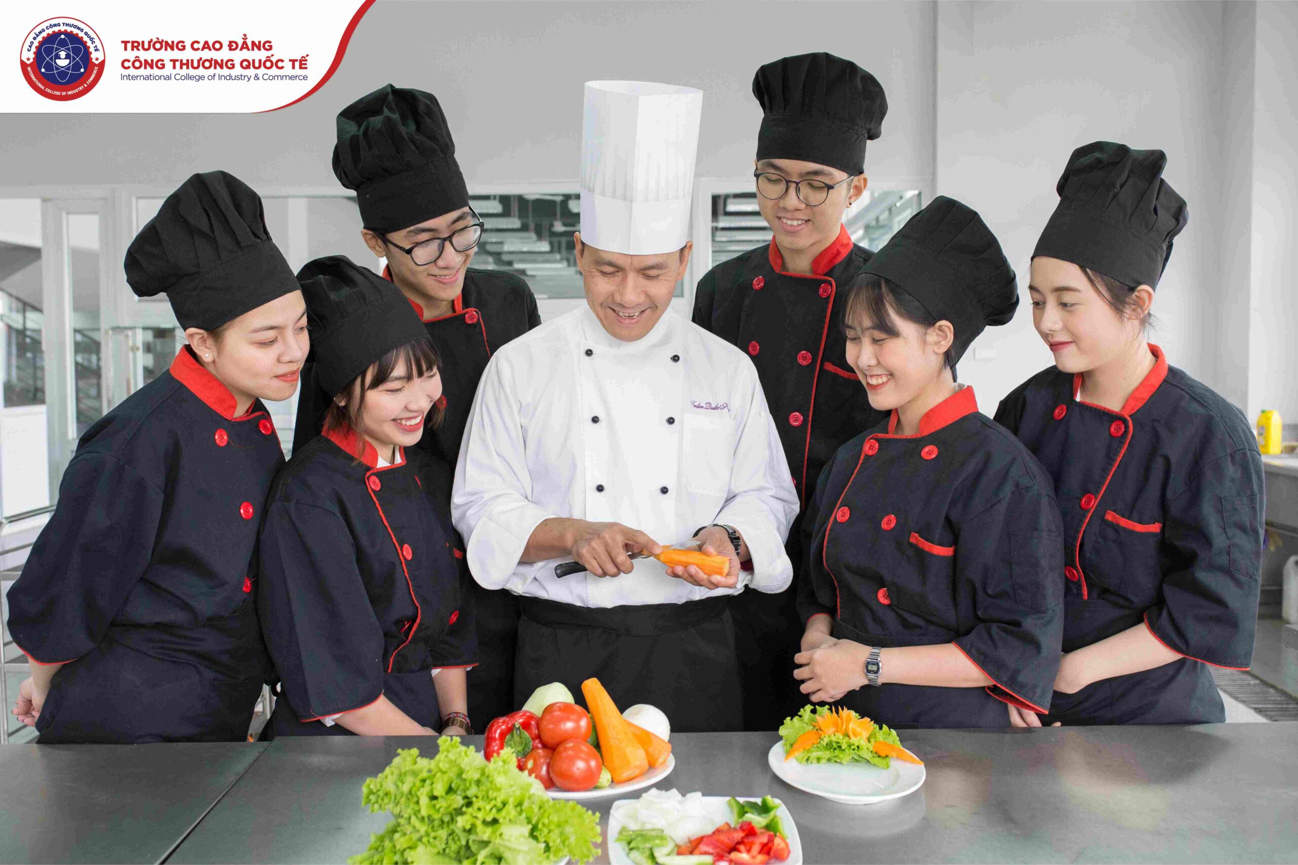 Sinh viên ngành Kỹ thuật chế biến món ăn được "cầm tay chỉ việc" bởi chuyên gia giàu kinh nghiệm.