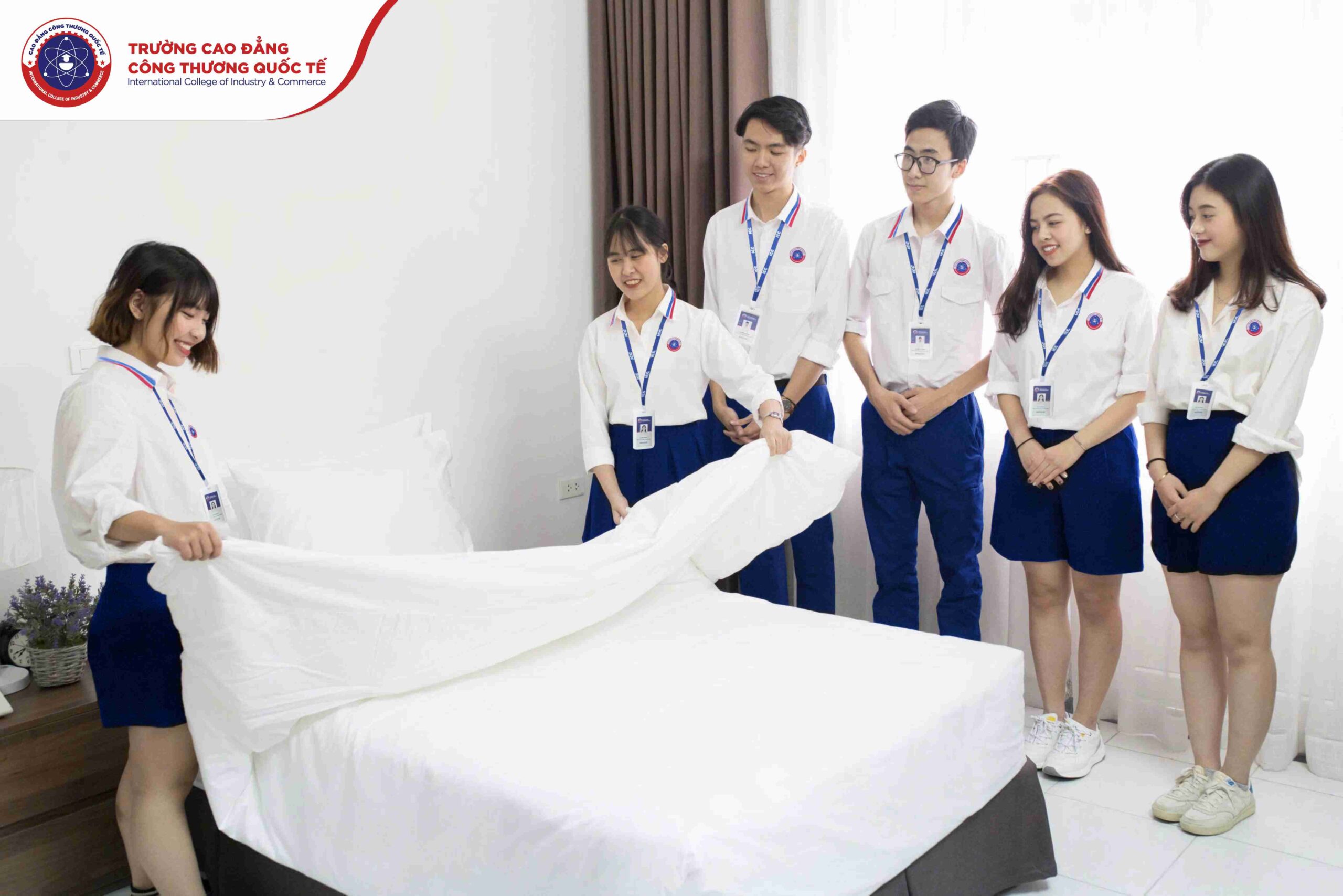 Không gian Phòng thực hành Khách sạn như một khách sạn cao cấp giúp sinh viên ngành Quản trị Khách sạn làm quen công việc từ A-Z. Từng thao tác gấp khăn, đặt gối, chỉnh ga giường đều được đào tạo đúng quy chuẩn khách sạn cao cấp.