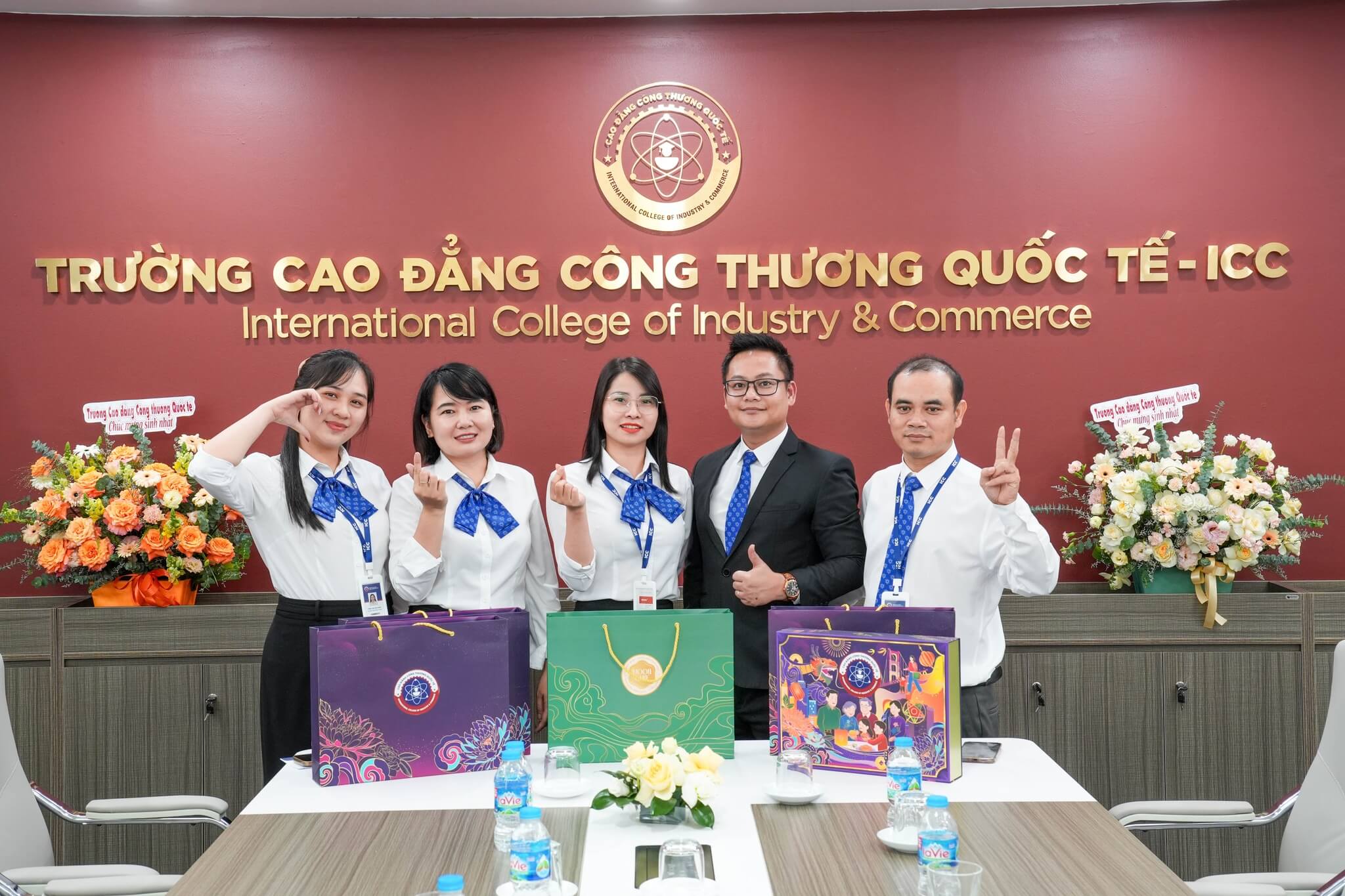 Cán bộ nhân viên Phòng Tổ chức Hành chính phấn khởi khi nhận được quà Trung thu đầy ý nghĩa. 