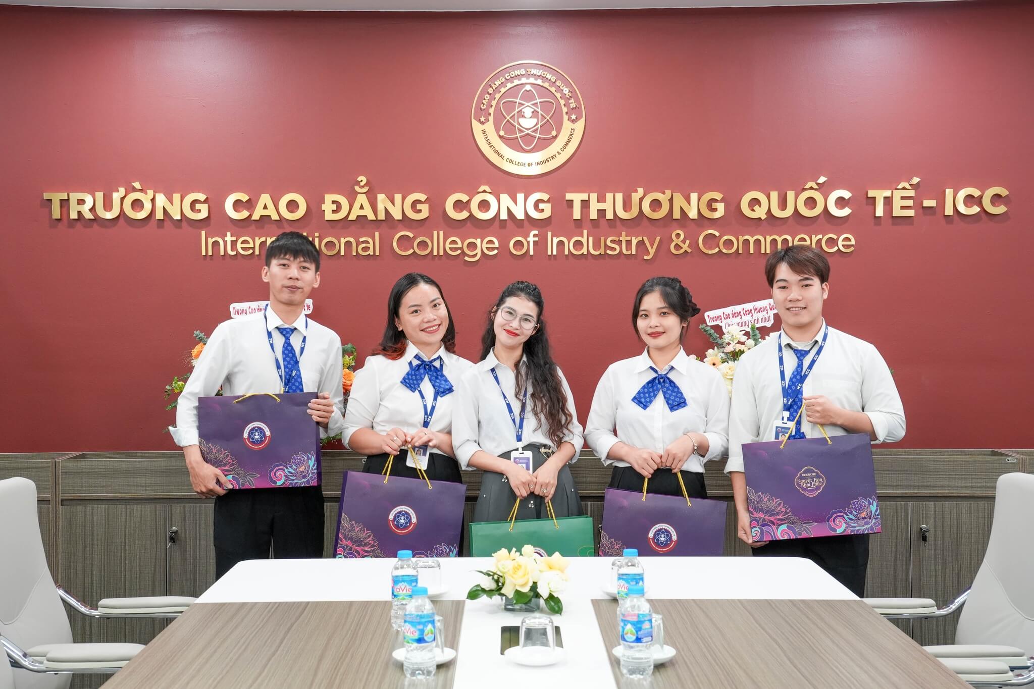 Cán bộ nhân viên Phòng PR - Marketing của trường Cao đẳng Công thương Quốc tế.