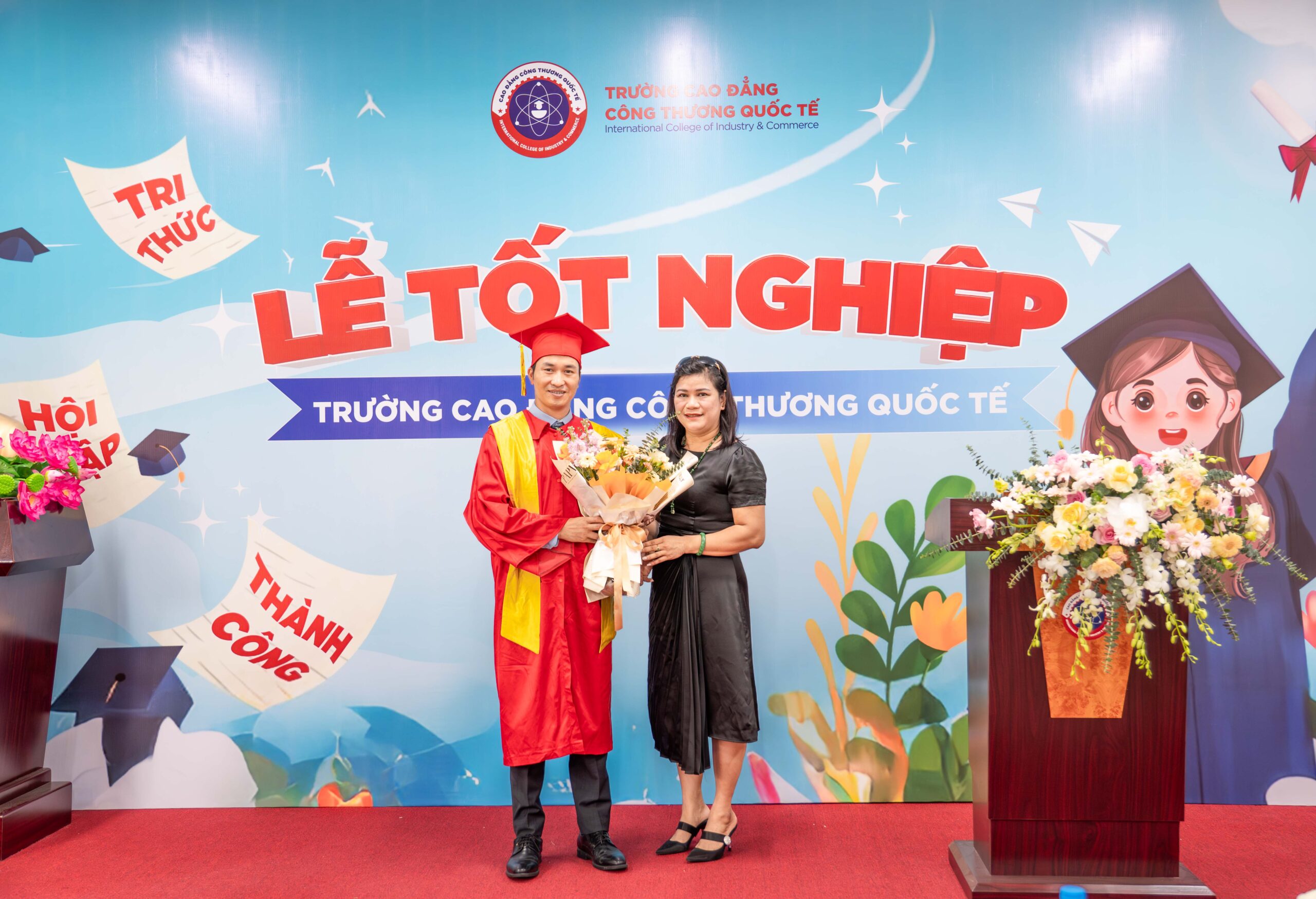 Phụ huynh tặng hoa tri ân Ban giám hiệu nhà trường 