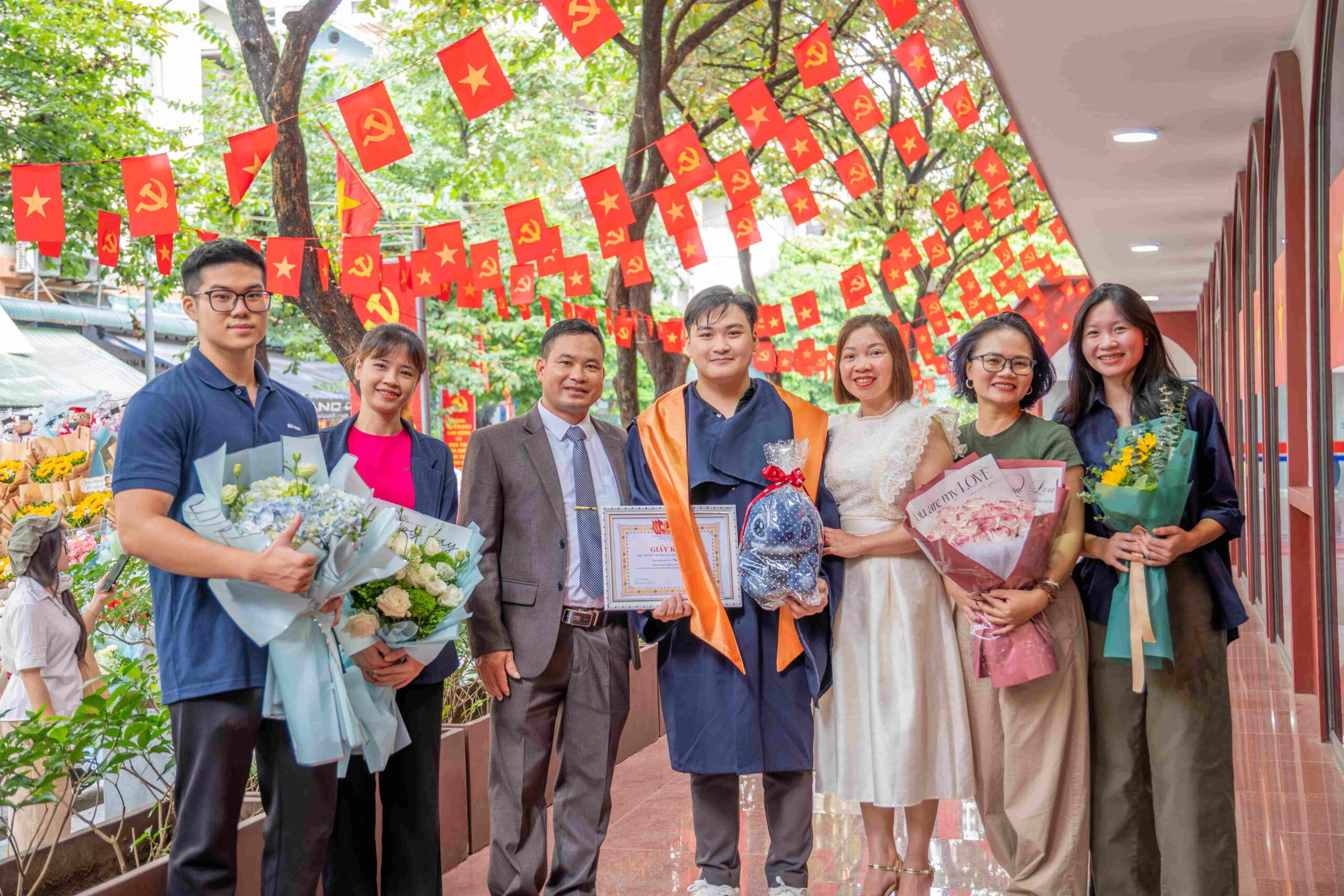 Khoảnh khắc không thể quên – nụ cười của cha mẹ trong ngày con tốt nghiệp.