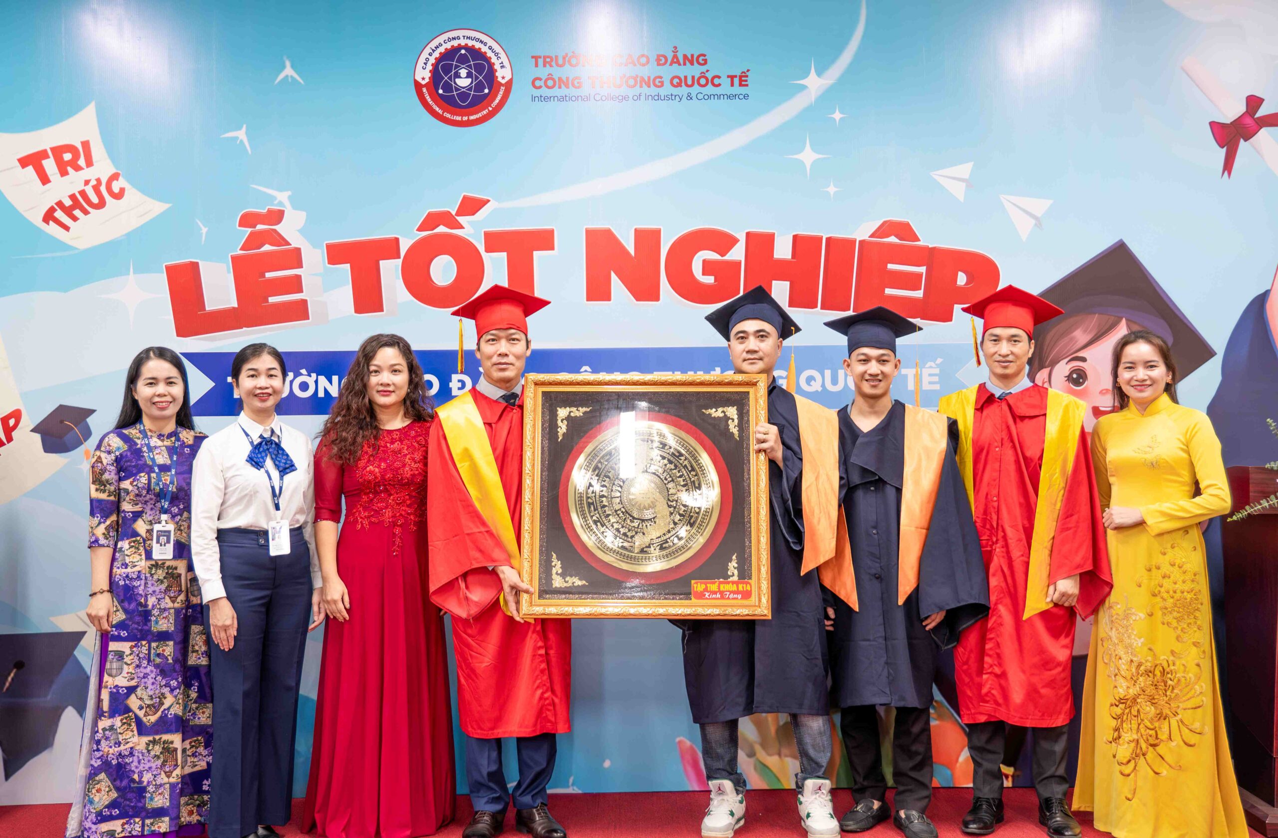 Thầy Đoàn Văn Minh - Hiệu trưởng nhà trường nhận hoa và quà của các tân cử nhân. 