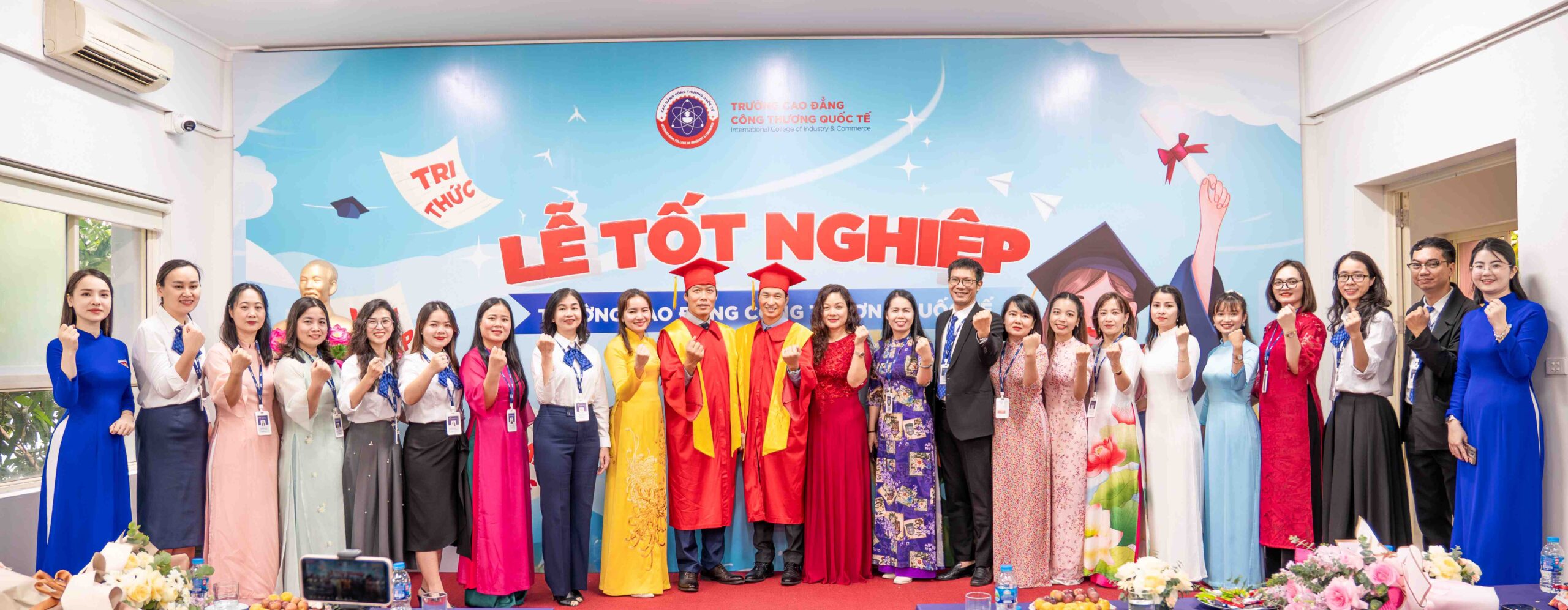 Tập thể cán bộ giảng viên, nhân viên của trường Cao đẳng Công thương Quốc tế. 