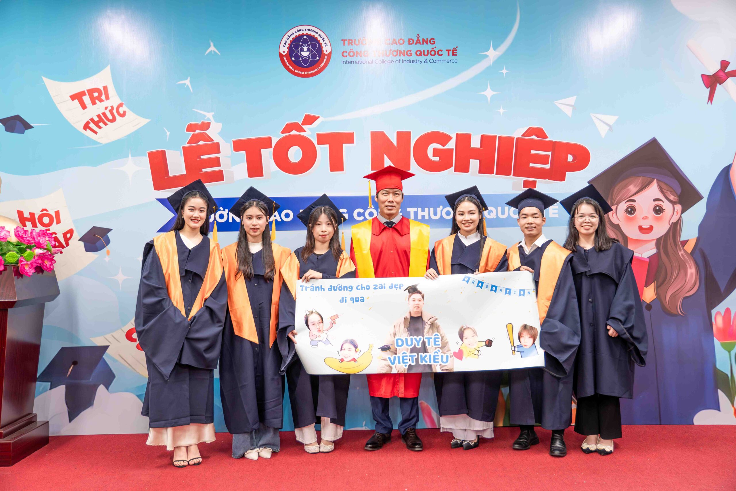 Các bạn sinh viên tranh thủ check-in cùng bạn bè, thầy cô và gia đình để lưu lại những khoảnh khắc đáng nhớ.