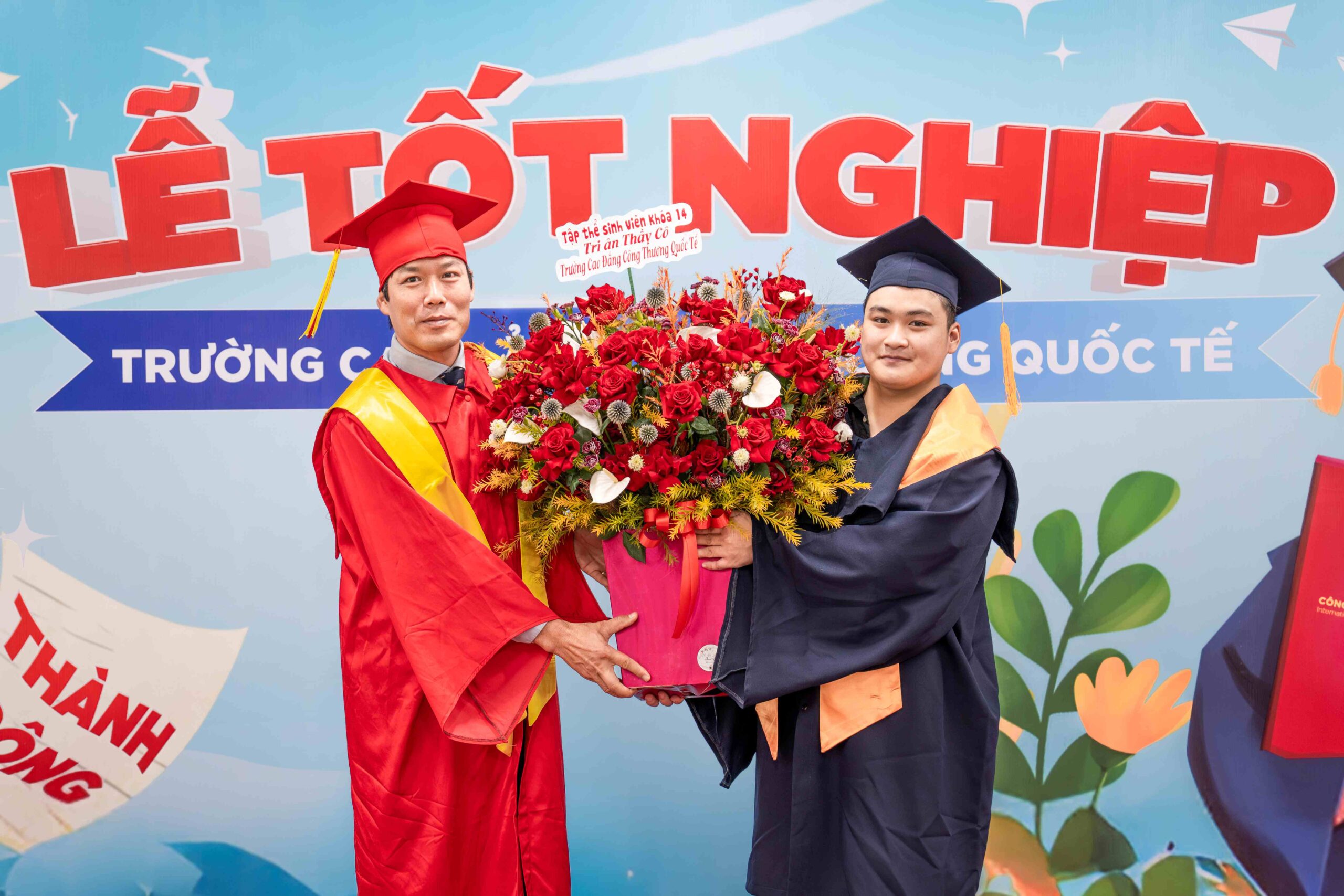 Tân cử nhân Phạm Ngọc Sơn tặng hoa tri ân các thầy cô trường Cao đẳng Công thương Quốc tế