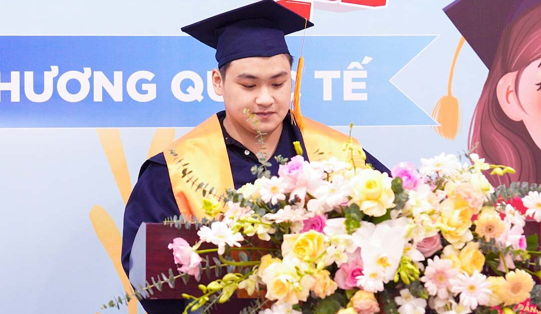 Phạm Ngọc Sơn đại diện sinh viên phát biểu trong Lễ tốt nghiệp K14.