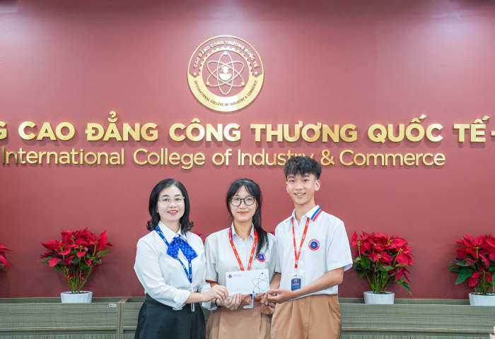 Tiến sĩ Trần Thị Ngân Giang - Phó hiệu trưởng kiêm Trưởng khoa Du lịch trường Cao đẳng Công thương Quốc tế trao Giải Đặc biệt cho sinh viên.