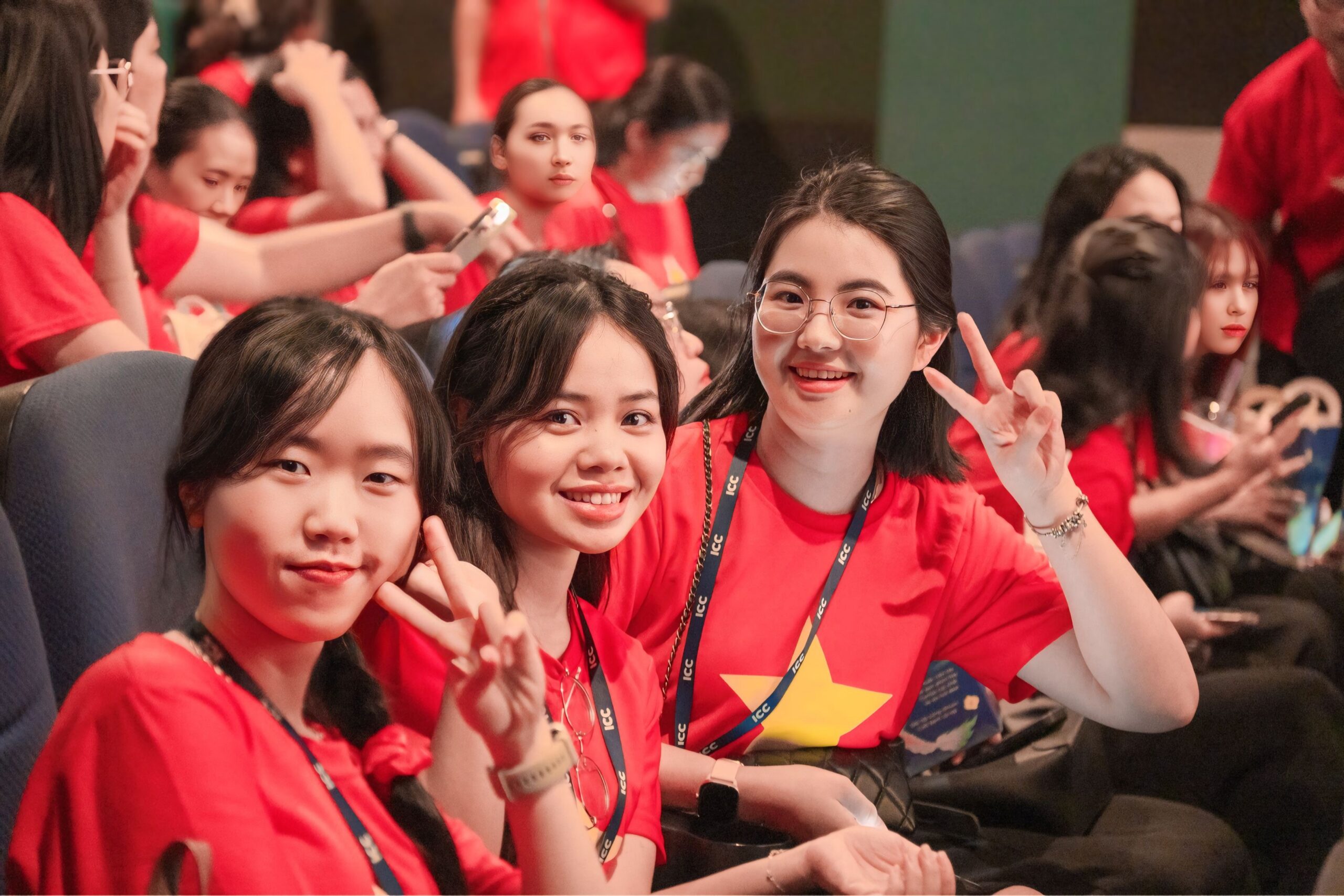 Tập thể giảng viên, cán bộ nhân viên ICC tại buổi xem phim điện ảnh "Mưa đỏ".