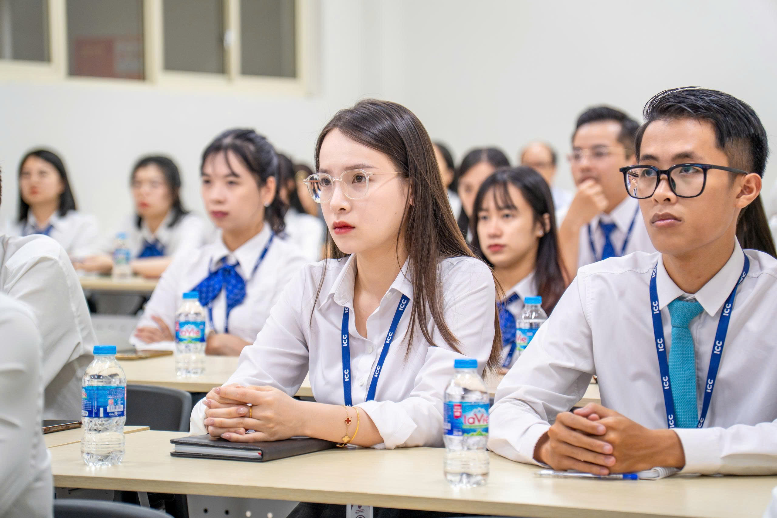 Toàn thể cán bộ nhân viên, giảng viên chăm chú lắng nghe trong buổi đào tạo. 