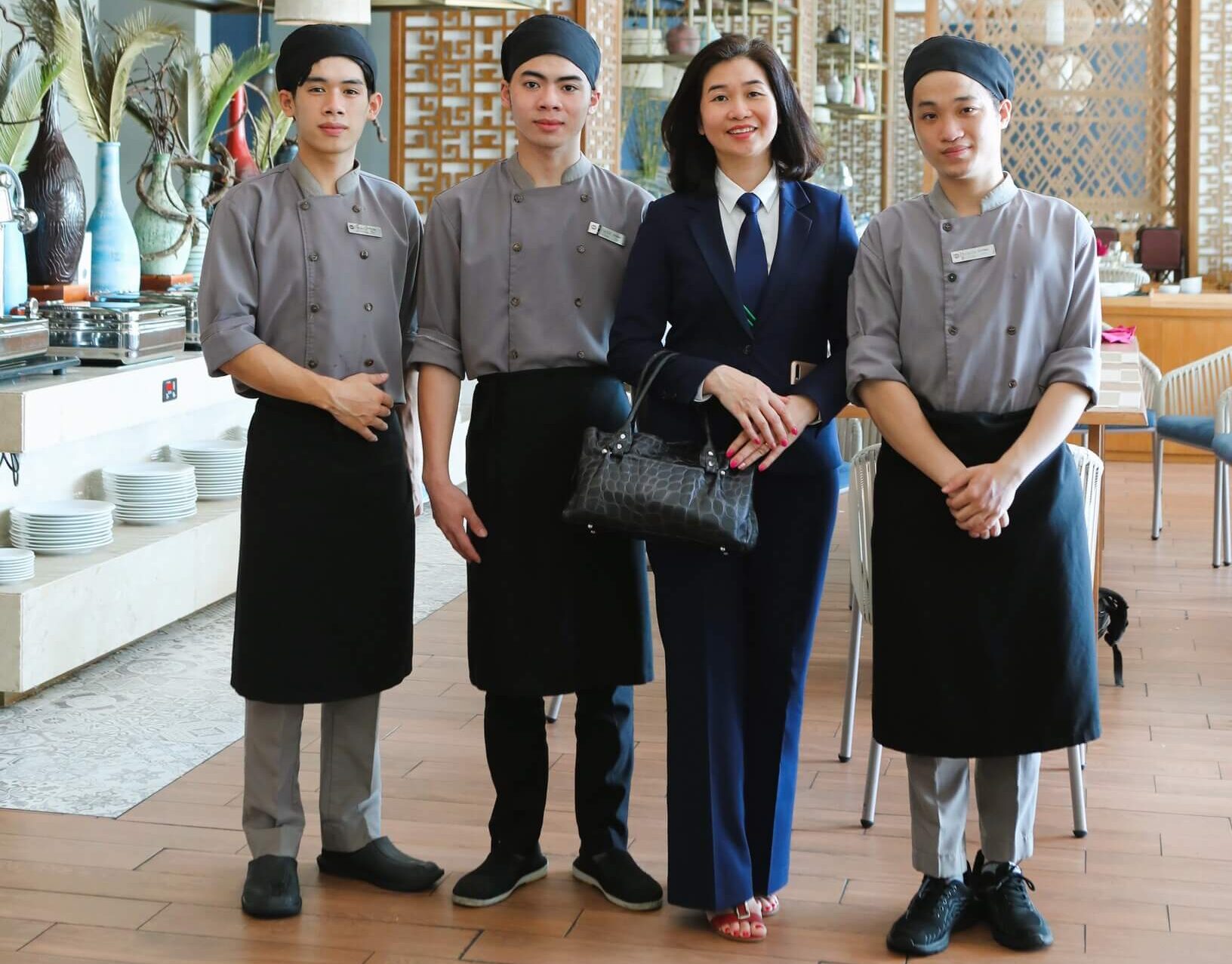 Cô Giang đồng hành cùng sinh viên ICC trong kỳ thực tập tại khách sạn 5 sao. 