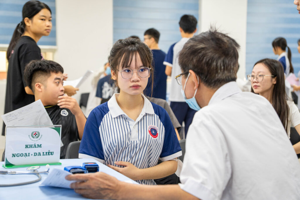 Không chỉ tham gia khám, sinh viên còn được tư vấn các vấn đề sức khỏe, chế độ ăn uống, sinh hoạt hợp lý.