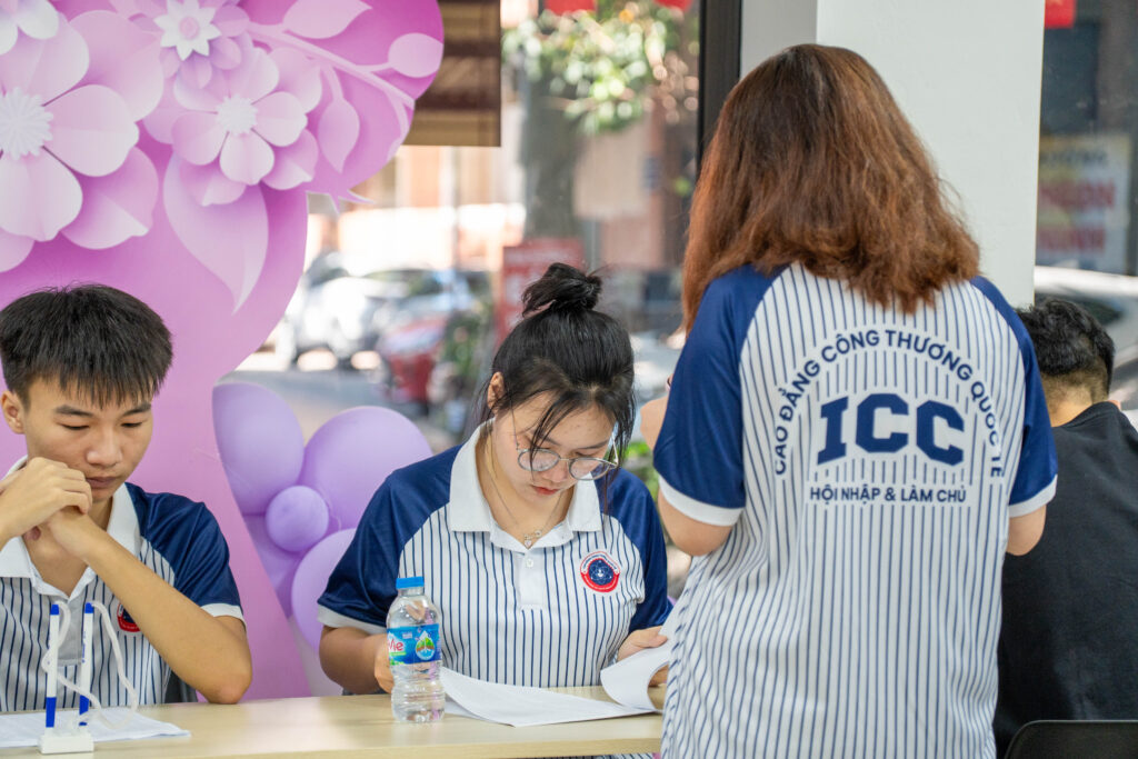 Buổi khám diễn ra trong không khí vui tươi, trật tự, nhịp nhàng.